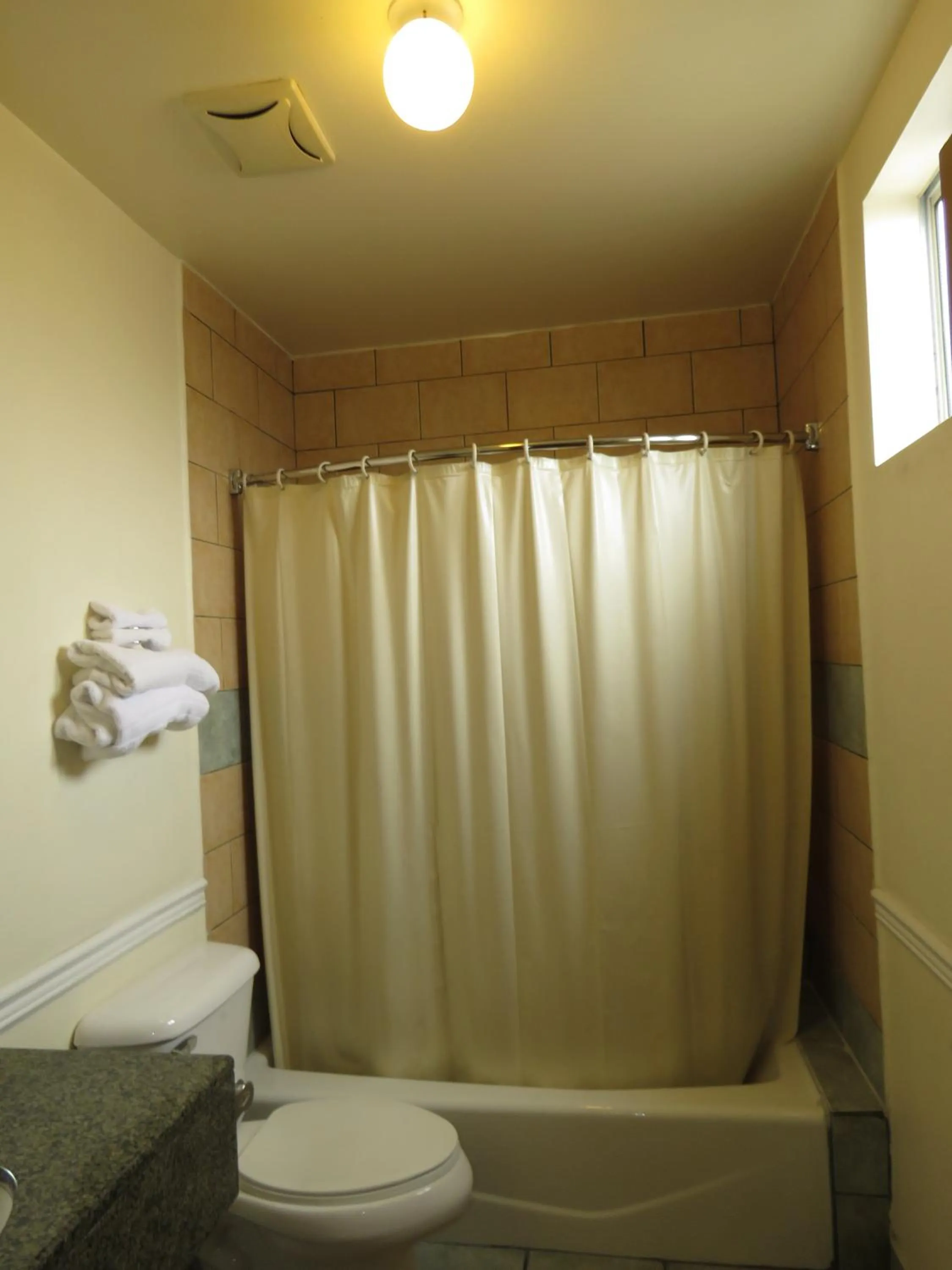 Bathroom in La Bonita Inn Motel