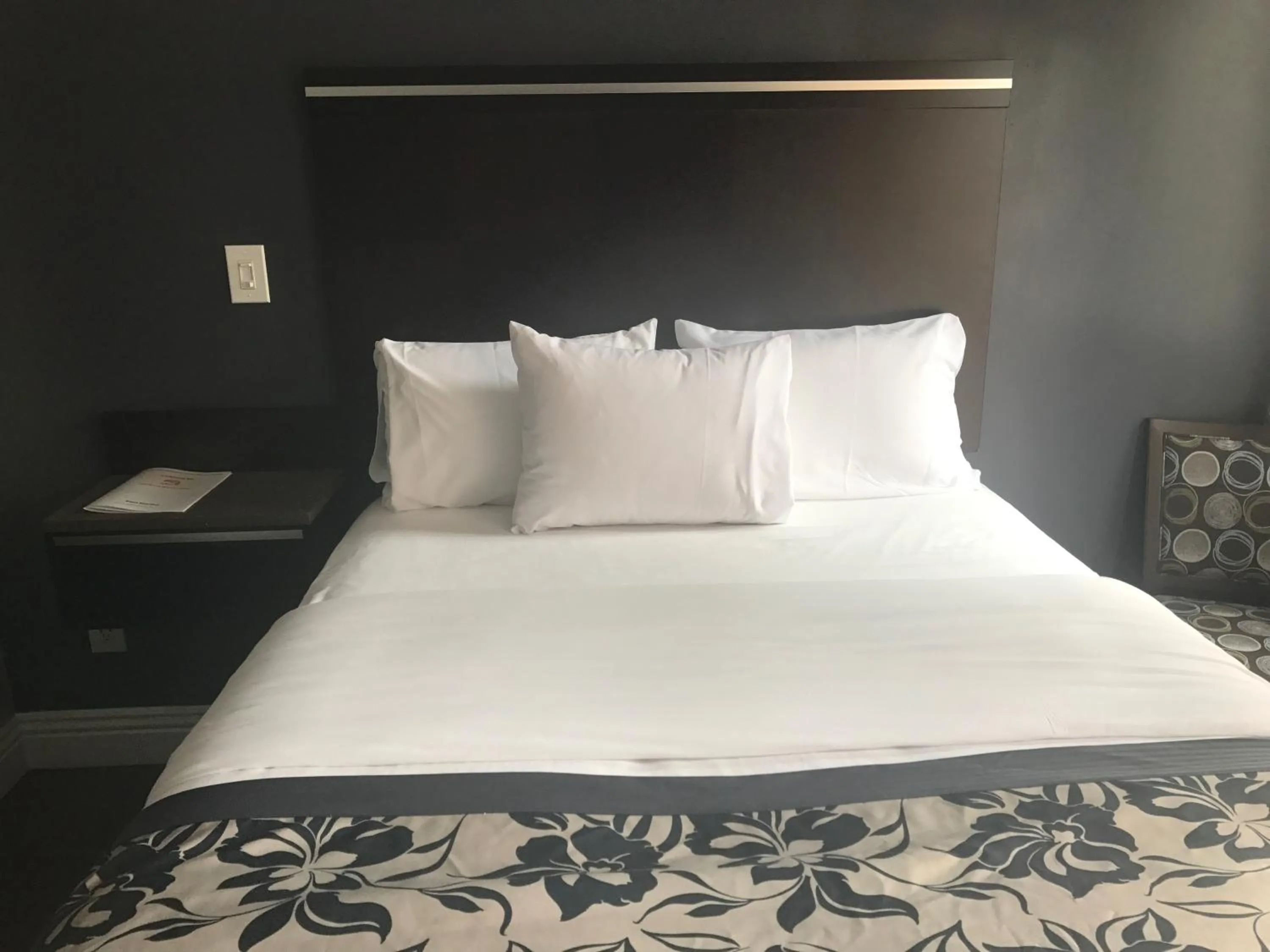 Bed in La Bonita Inn Motel