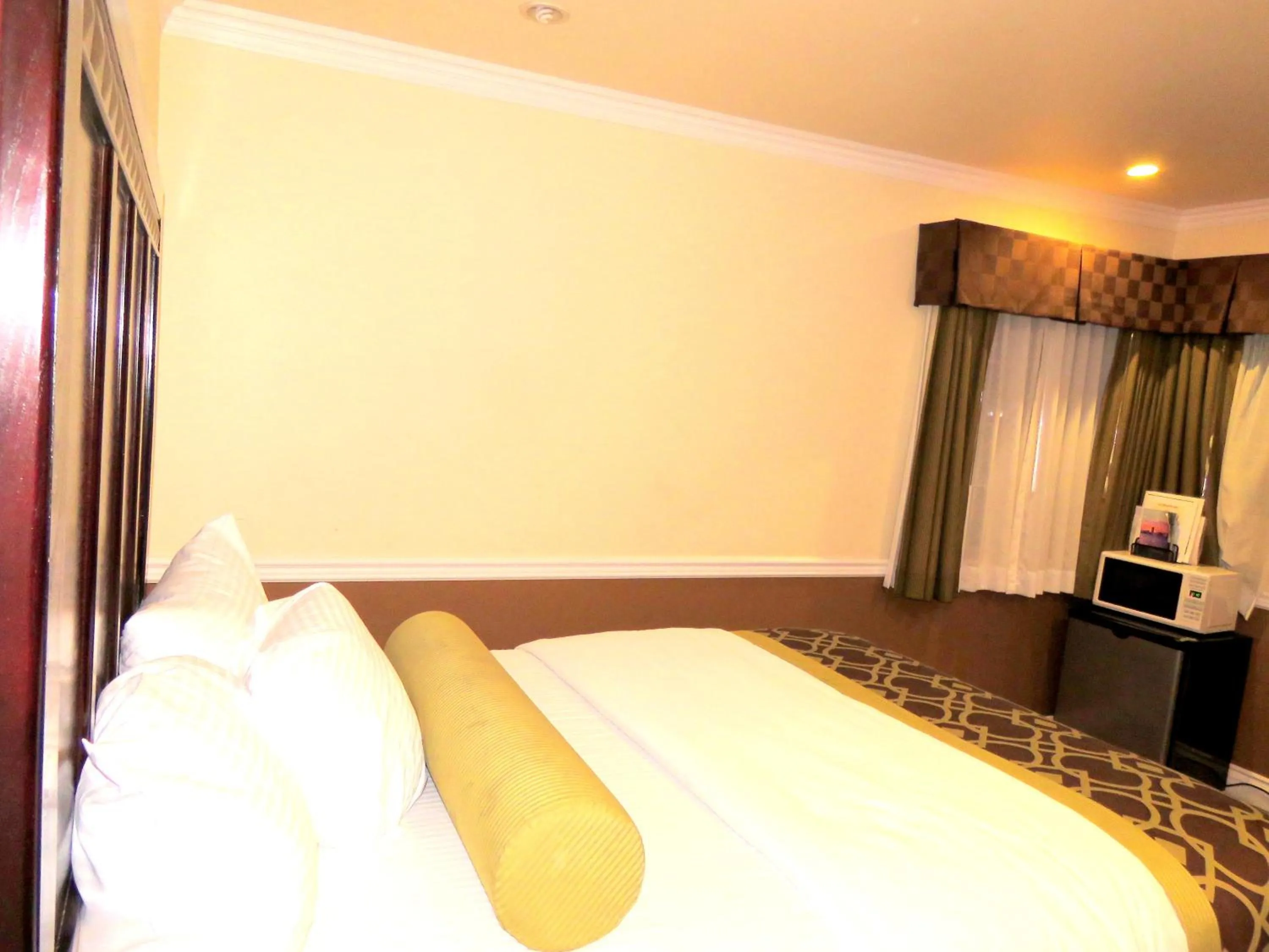 Photo of the whole room, Bed in La Bonita Inn Motel