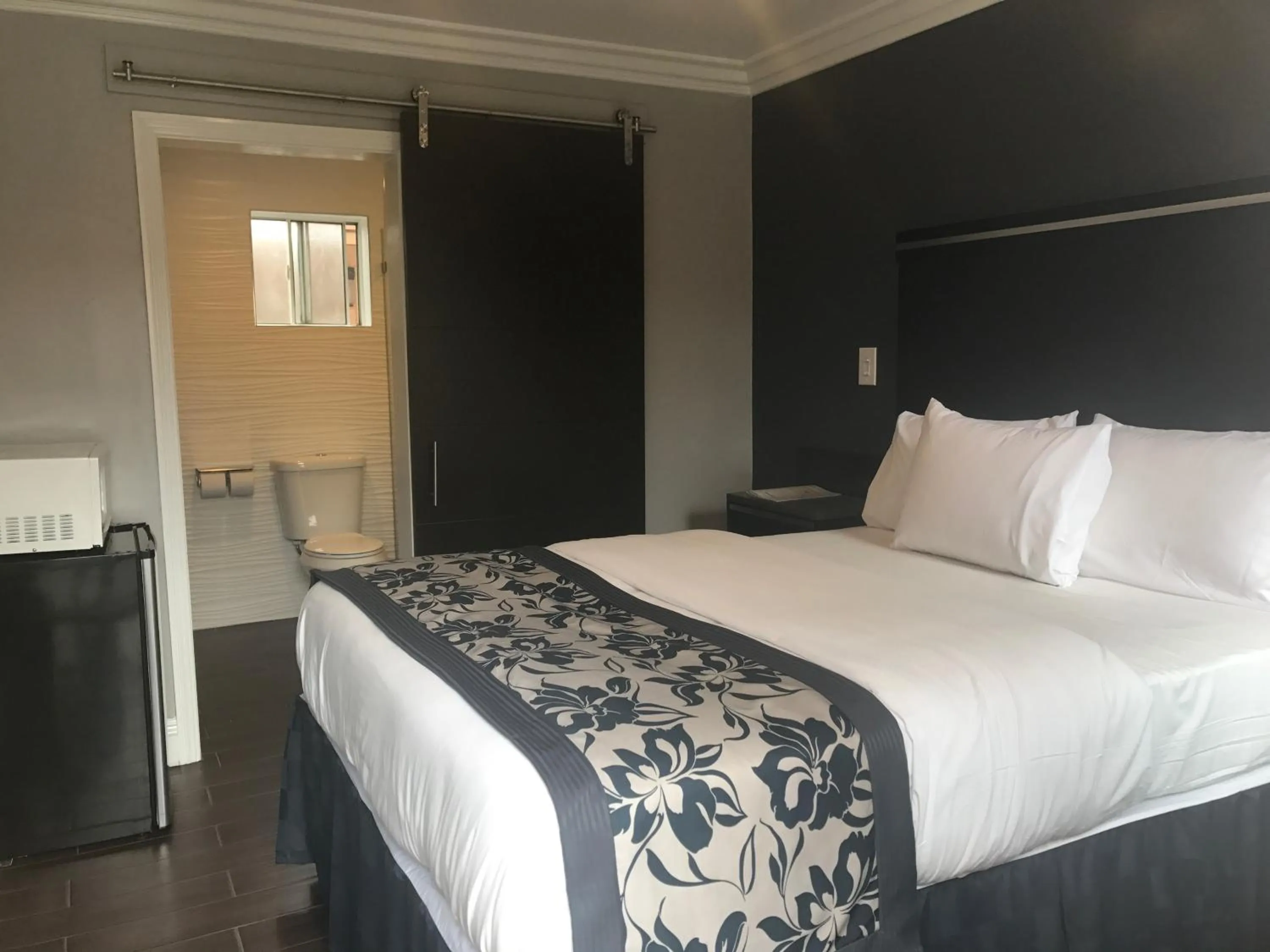 Bed in La Bonita Inn Motel