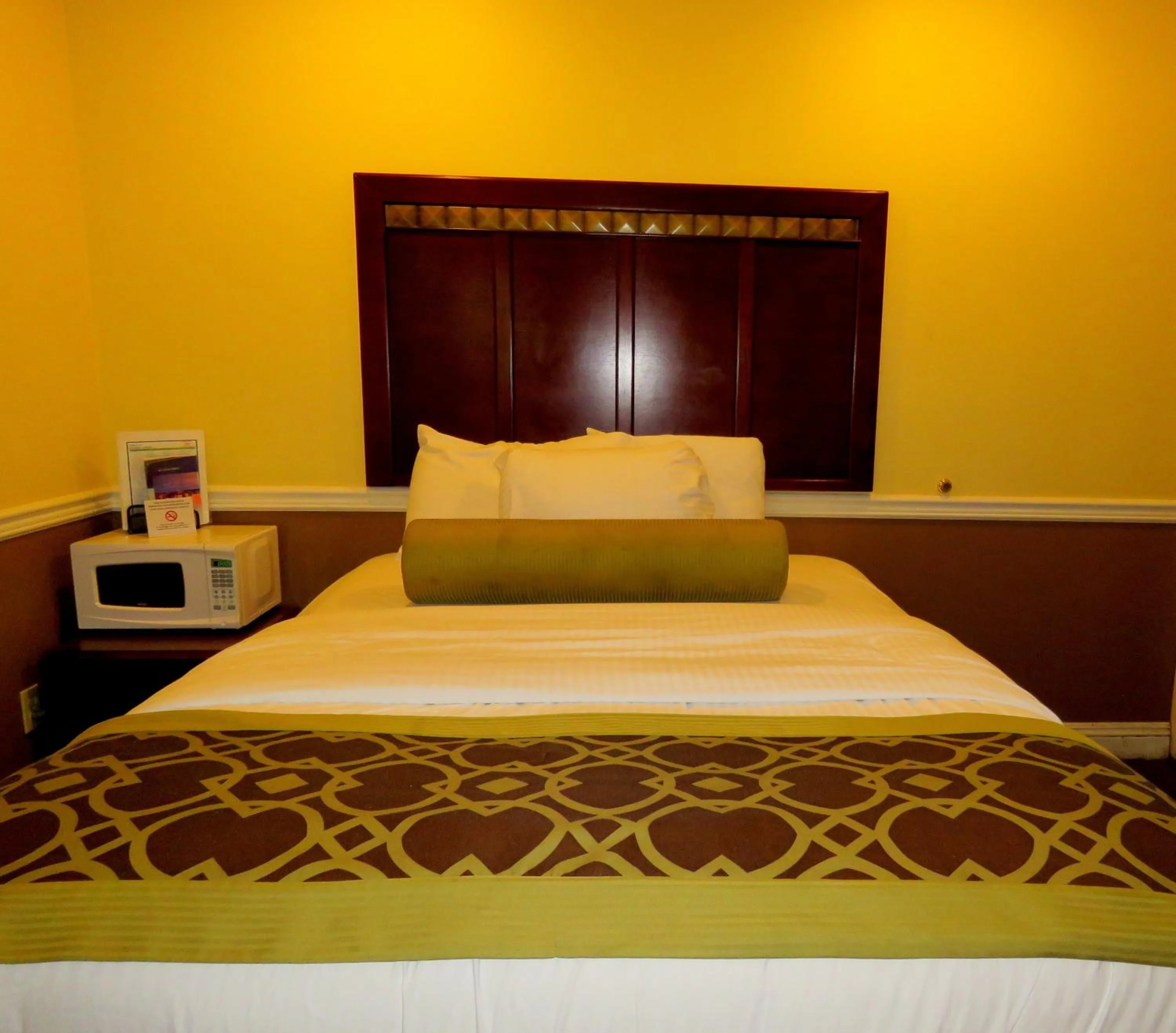 Photo of the whole room, Bed in La Bonita Inn Motel