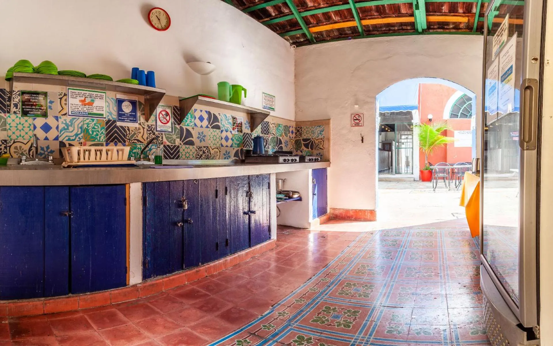 Communal kitchen in Che Nomadas Mérida Hostel