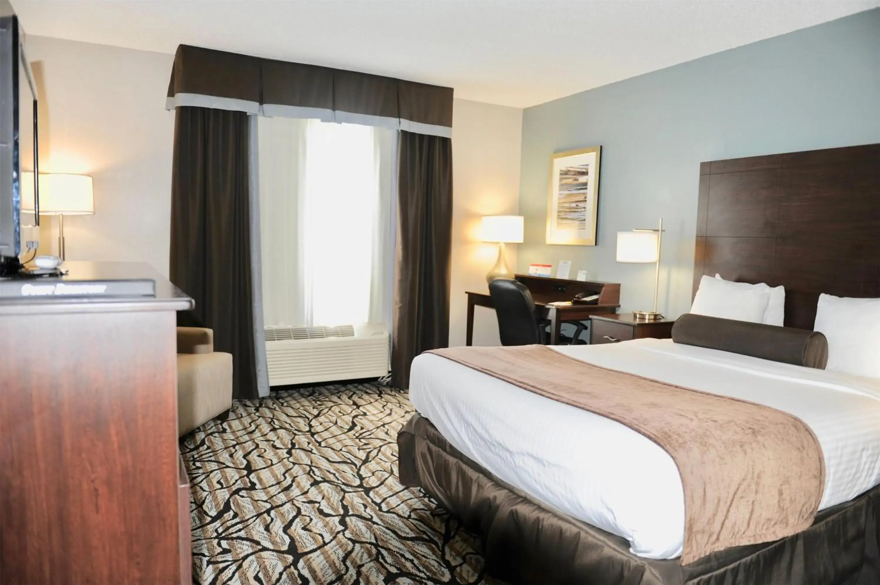 Bed in Days Inn & Suites by Wyndham Wausau Bed in Days Inn & Suites by Wyndham Wausau