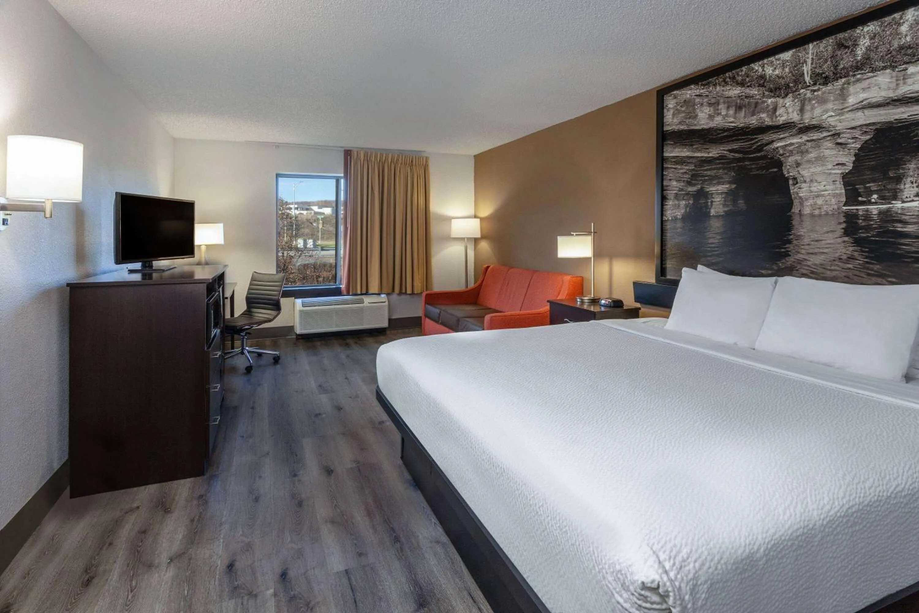 Photo of the whole room, Bed in Super 8 by Wyndham Wausau