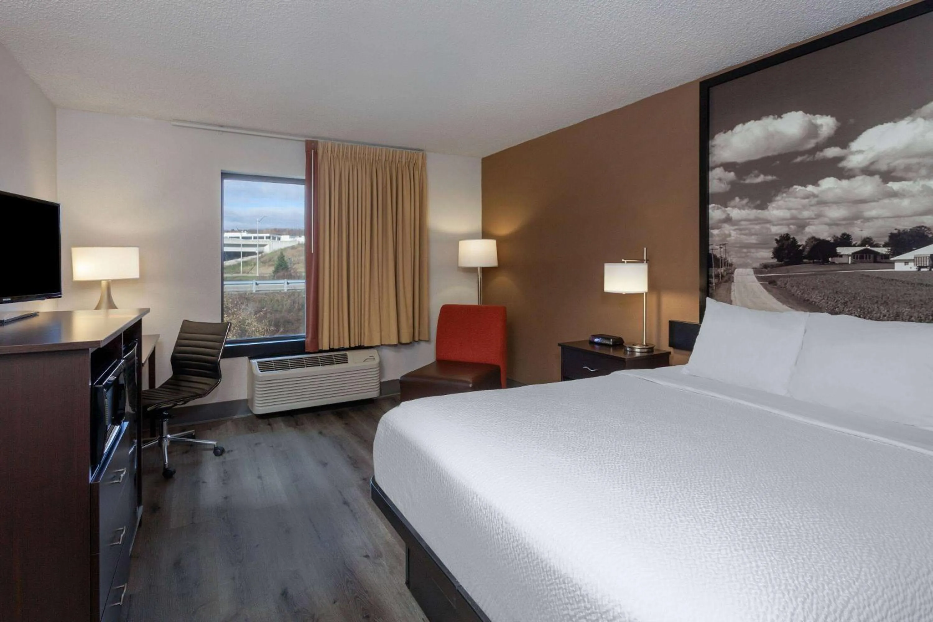 Photo of the whole room, Bed in Super 8 by Wyndham Wausau