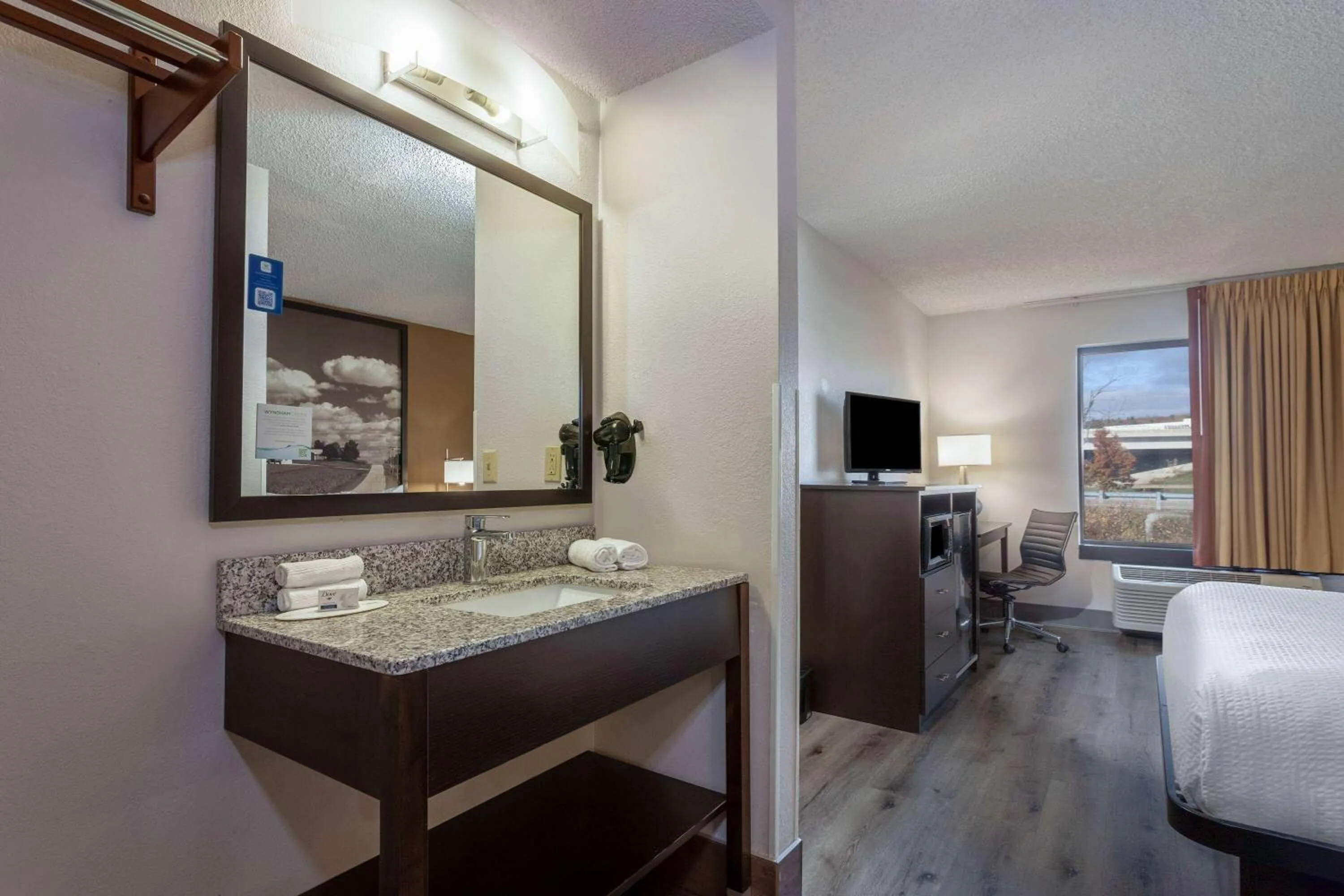 Photo of the whole room, Bed in Super 8 by Wyndham Wausau