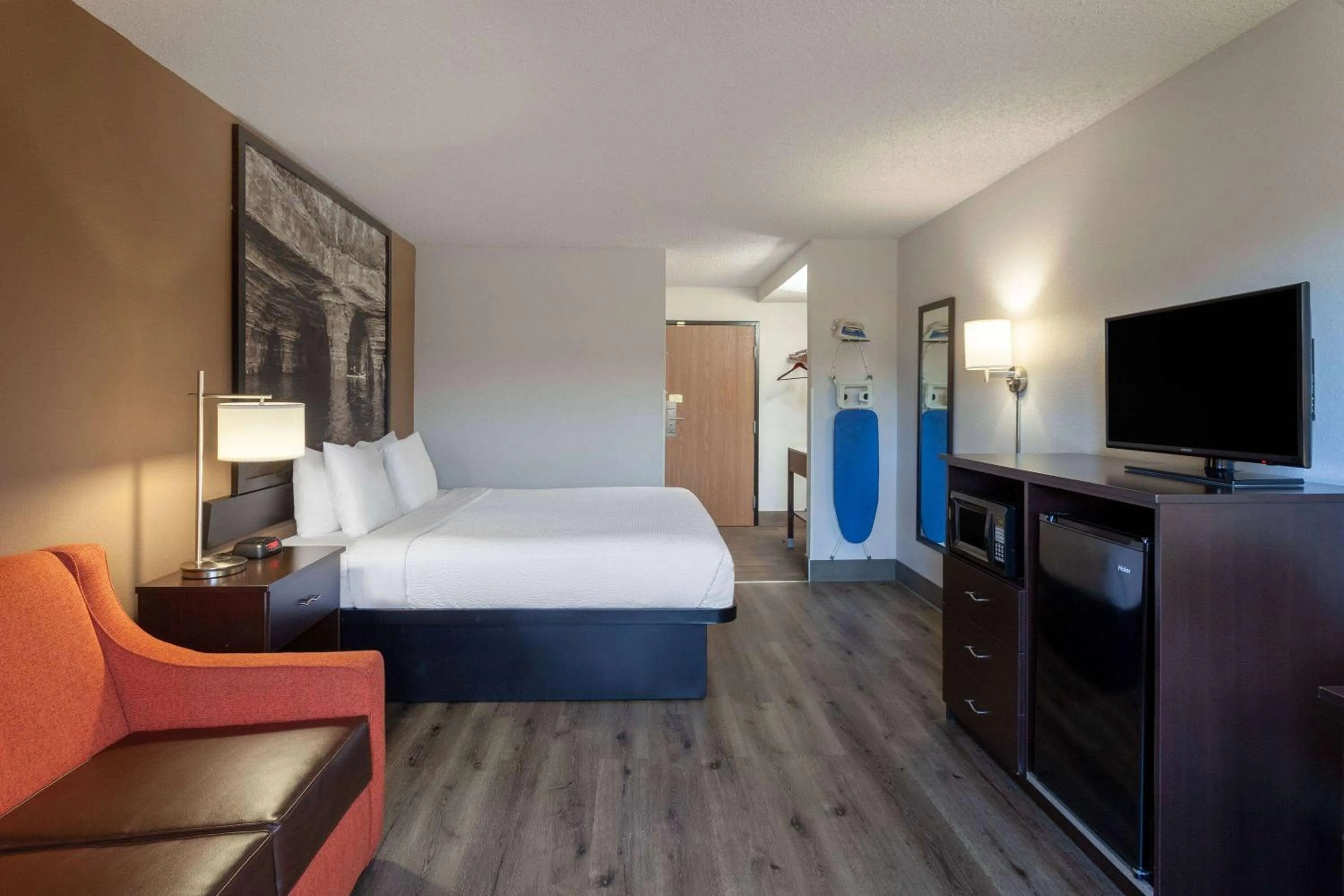 Photo of the whole room, Bed in Super 8 by Wyndham Wausau