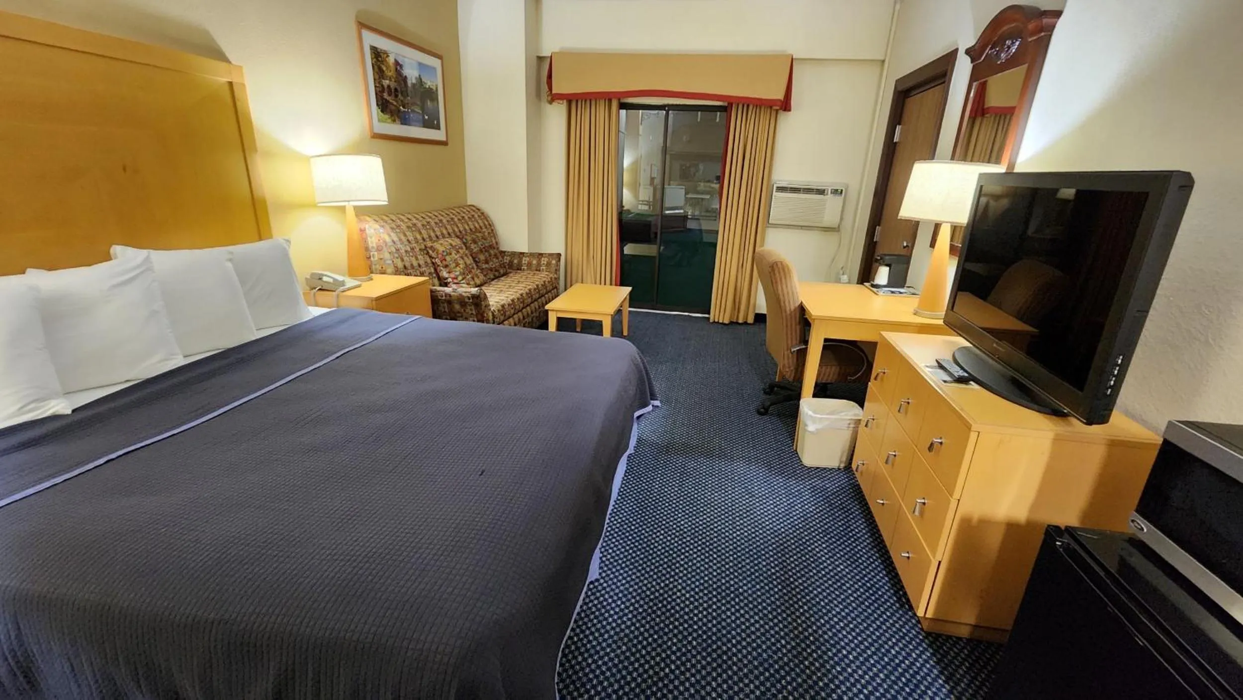 Bed in Katahdin Inn & Suites