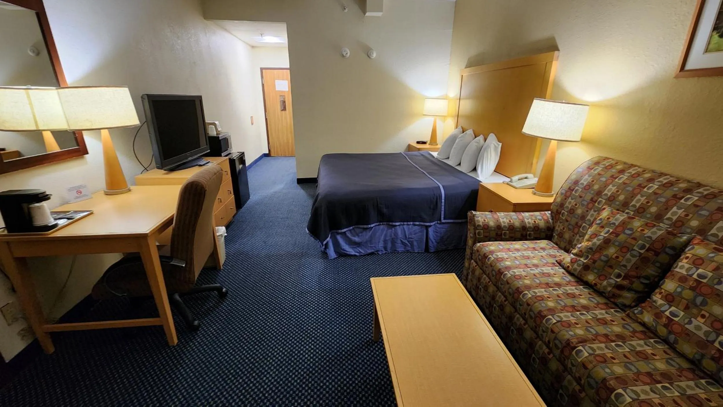 Bed in Katahdin Inn & Suites