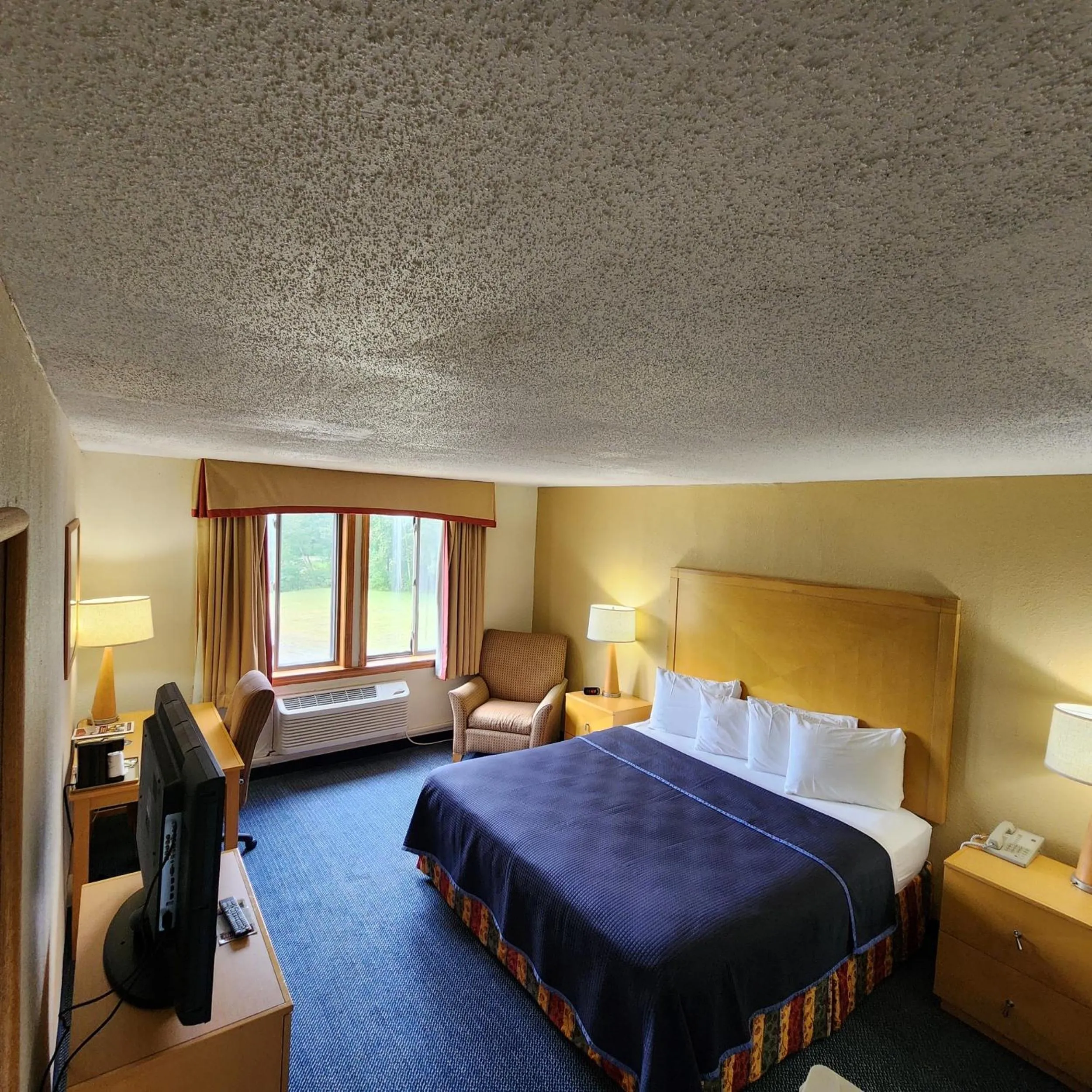 Bed in Katahdin Inn & Suites