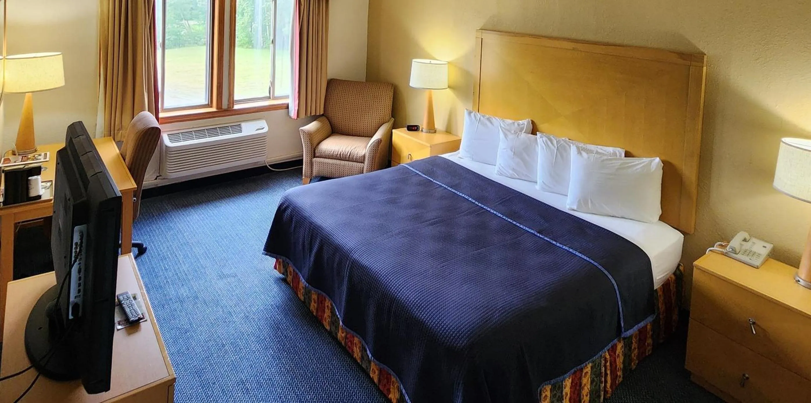 Bed in Katahdin Inn & Suites