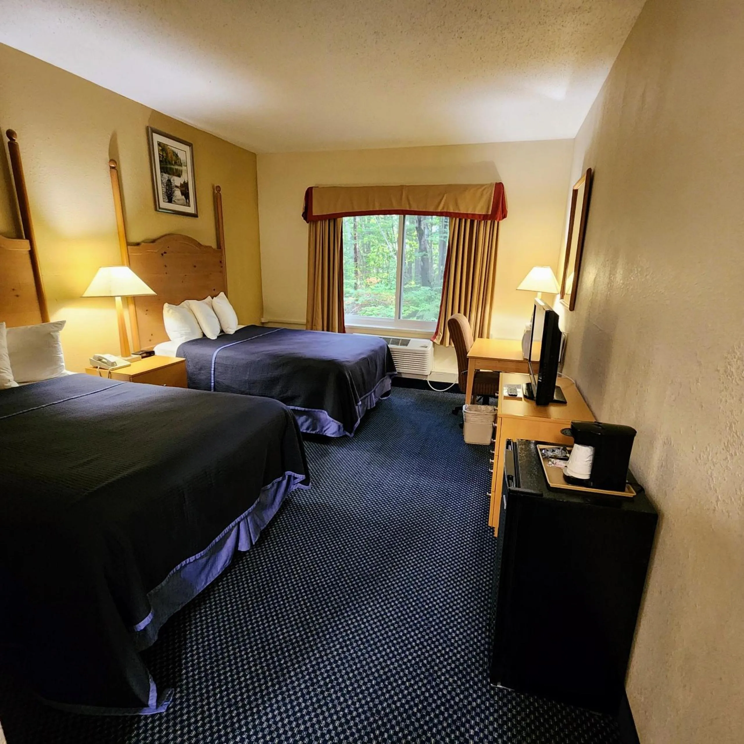Bed in Katahdin Inn & Suites