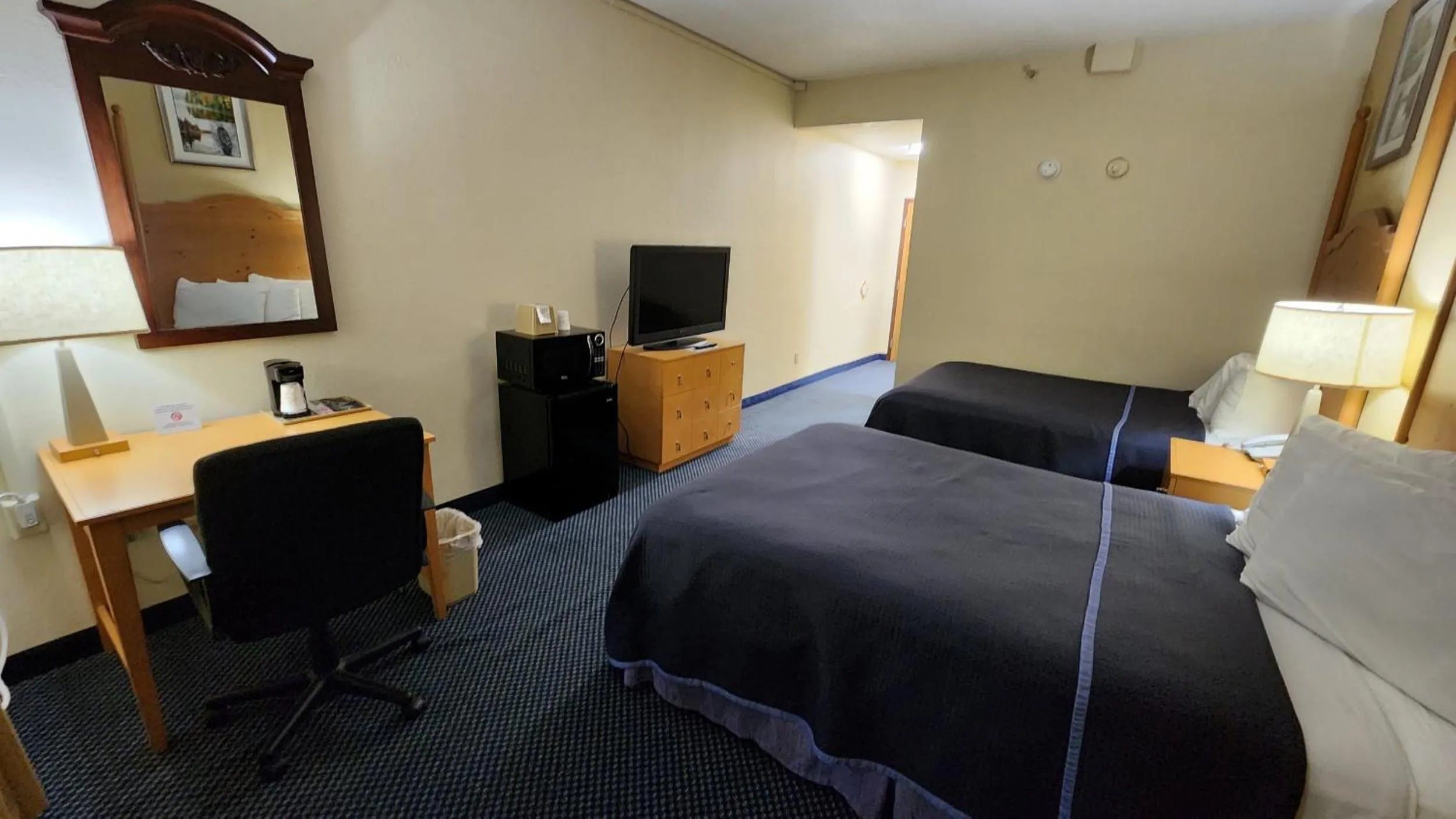 Bed in Katahdin Inn & Suites