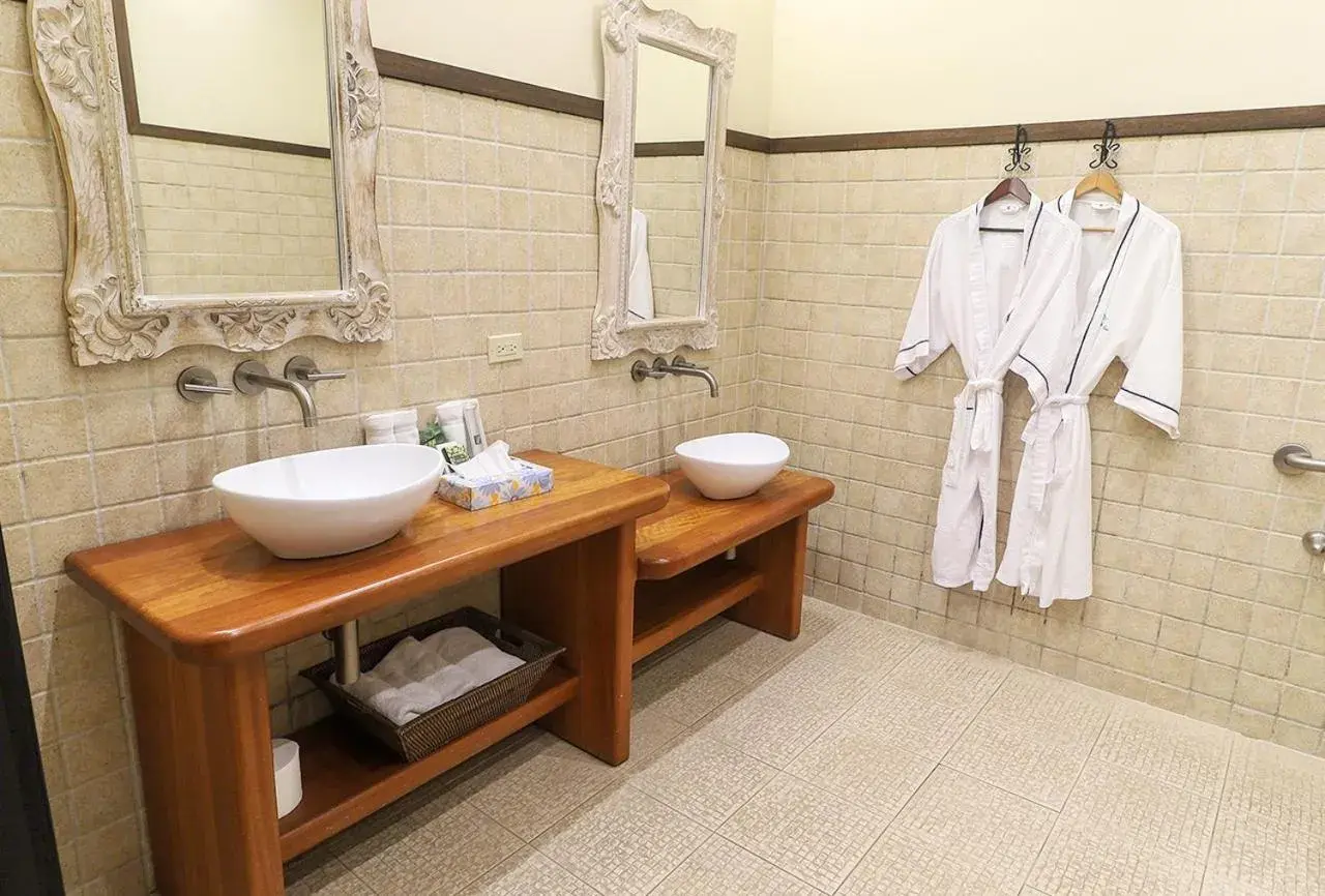 Double Room with Two Double Beds in The Riverside Inn Double Room with Two Double Beds in The Riverside Inn