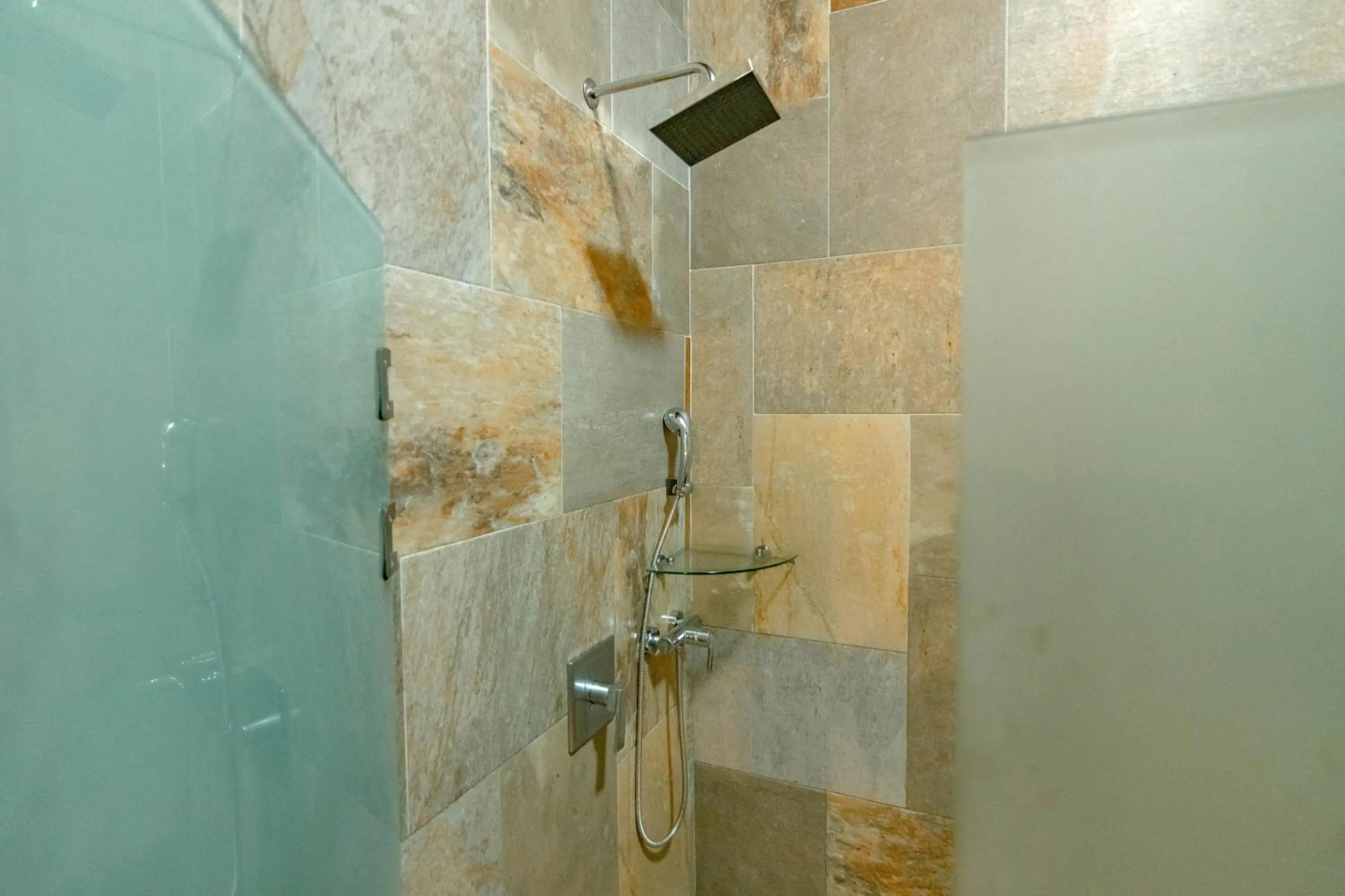 Shower in Hotel San Bada Resort & Spa