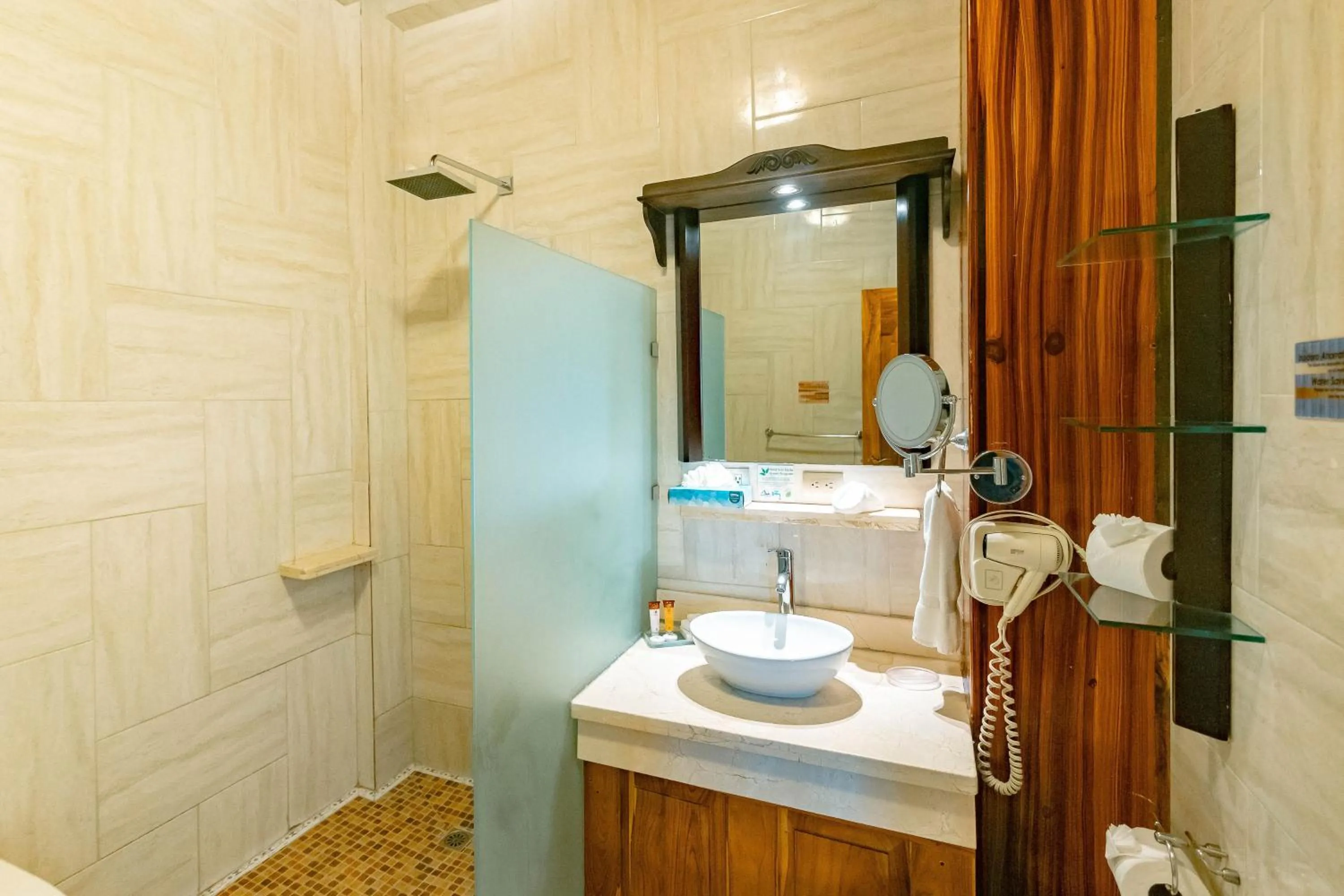 Shower in Hotel San Bada Resort & Spa