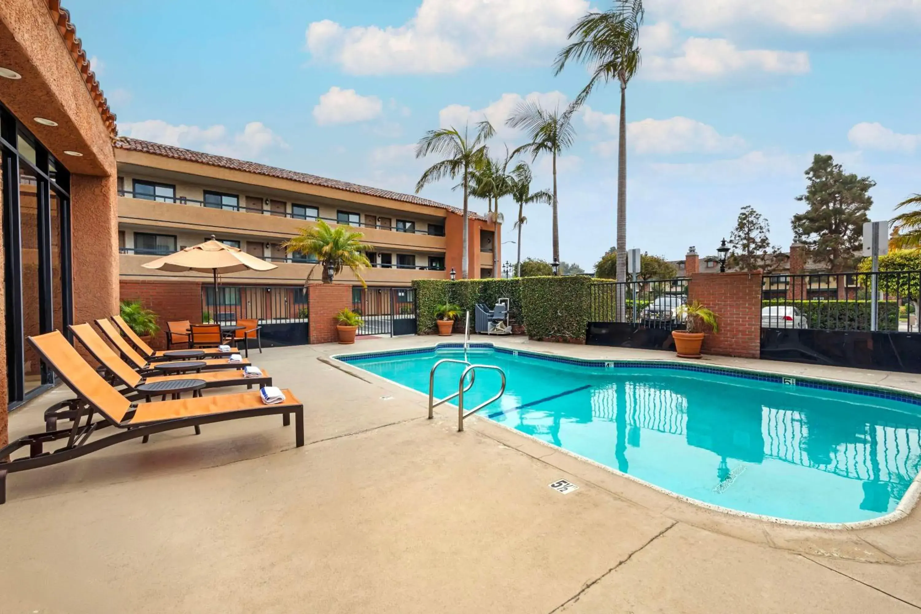Pool view in Best Western Plus Redondo Beach Inn Pool view in Best Western Plus Redondo Beach Inn