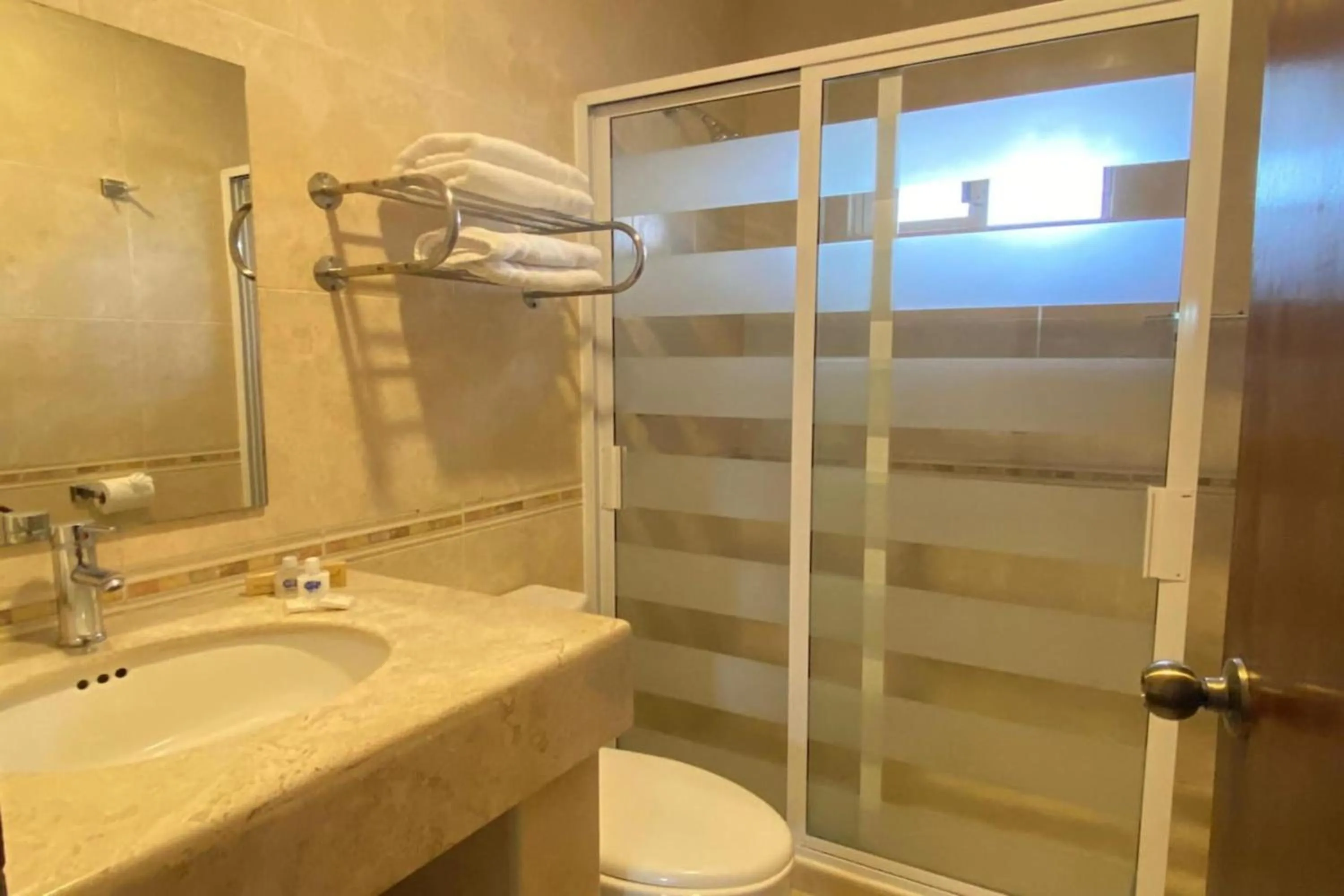 Bathroom in Capital O Hotel La Huerta Golf & Hotel, Cholula