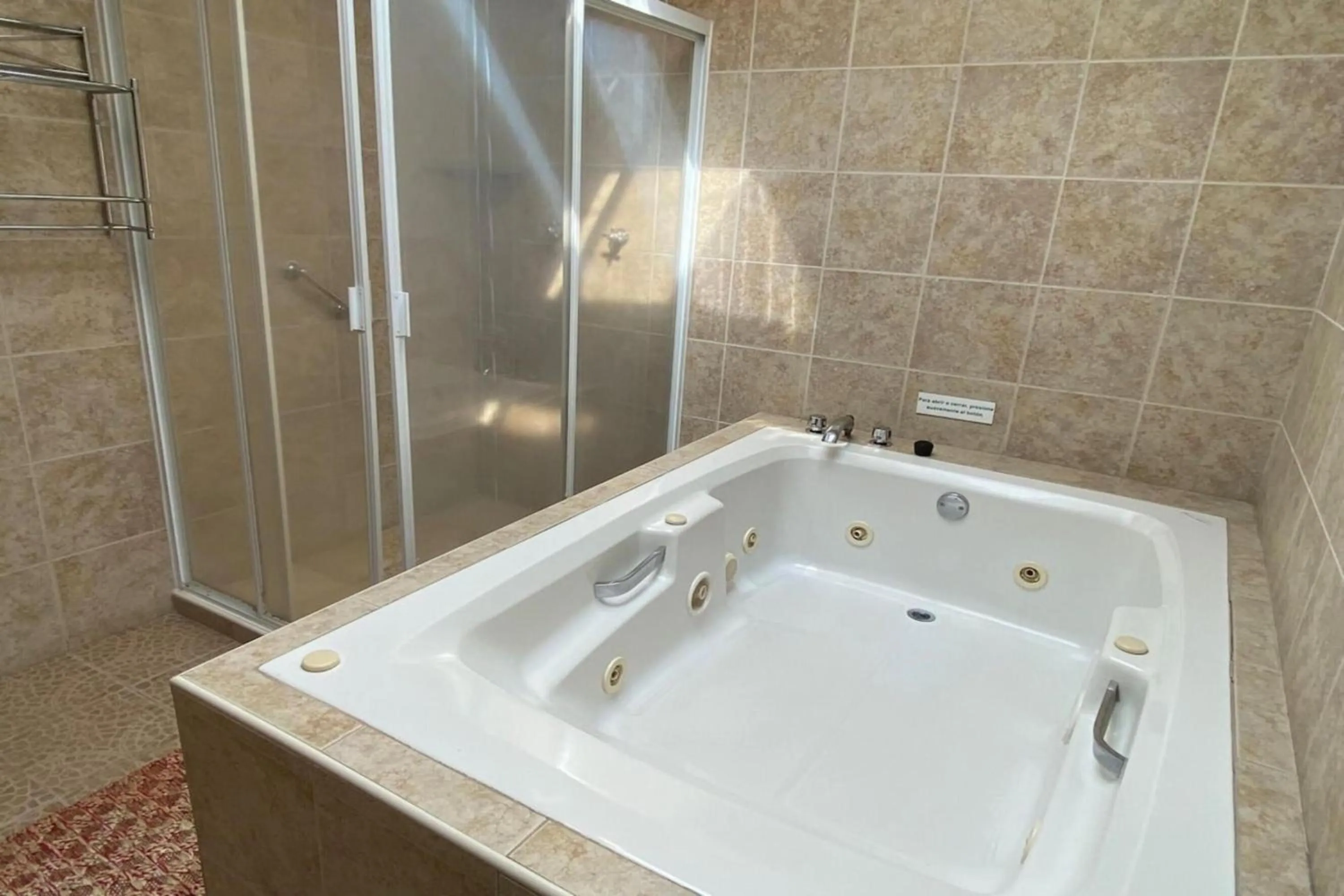 Bathroom in Capital O Hotel La Huerta Golf & Hotel, Cholula