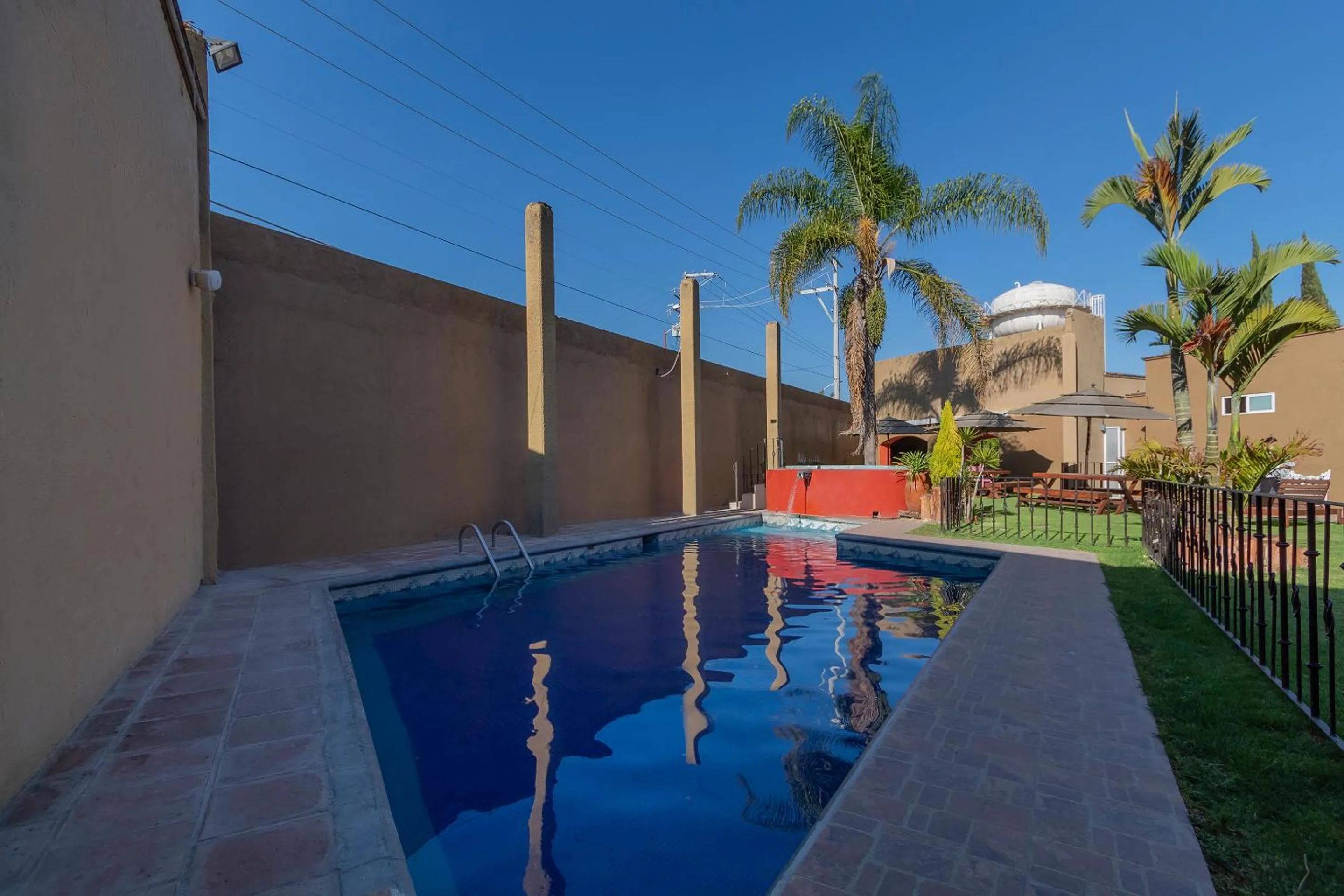 Swimming pool in Capital O Hotel La Huerta Golf & Hotel, Cholula