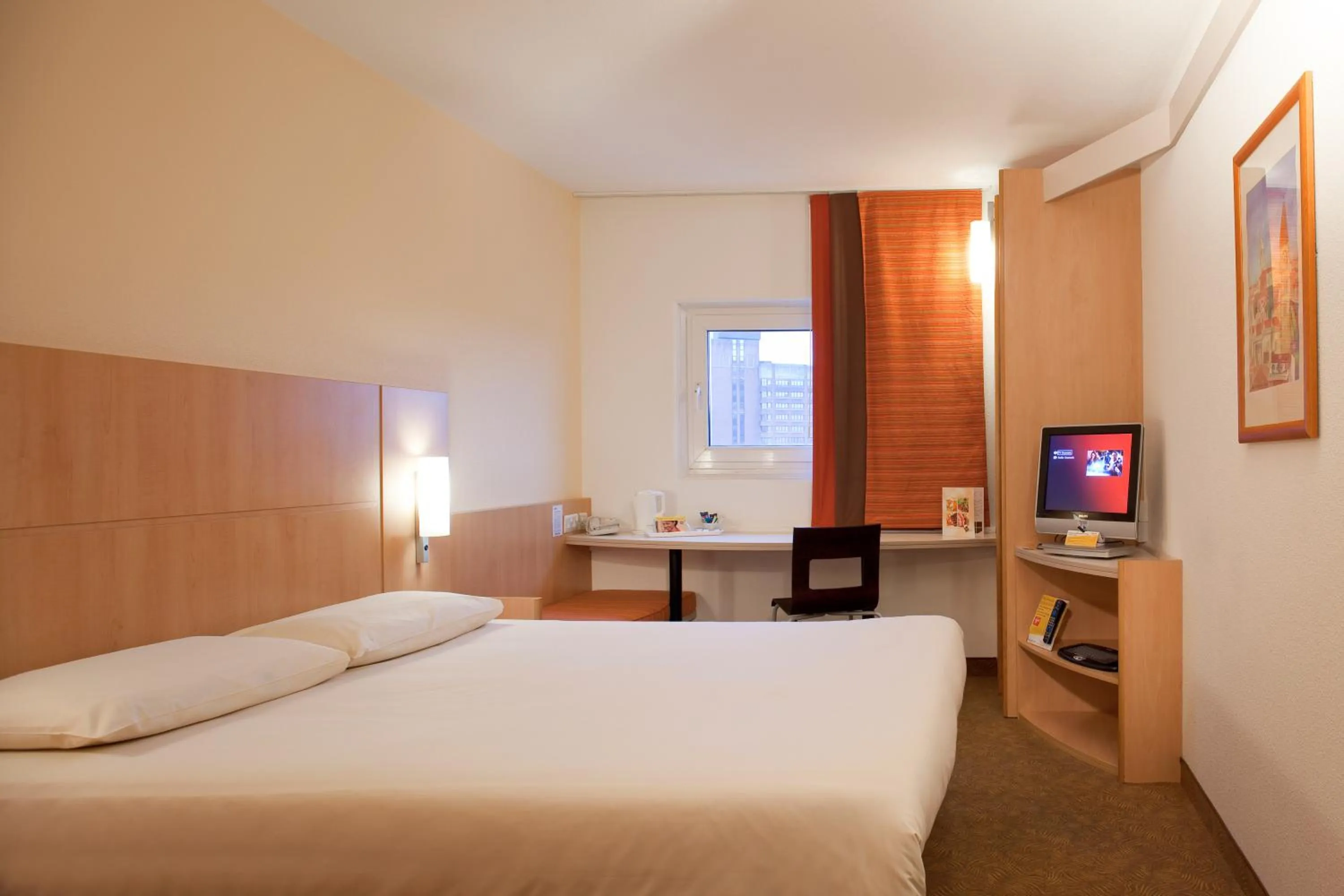 Bedroom, Bed in ibis Leeds Centre Marlborough Street