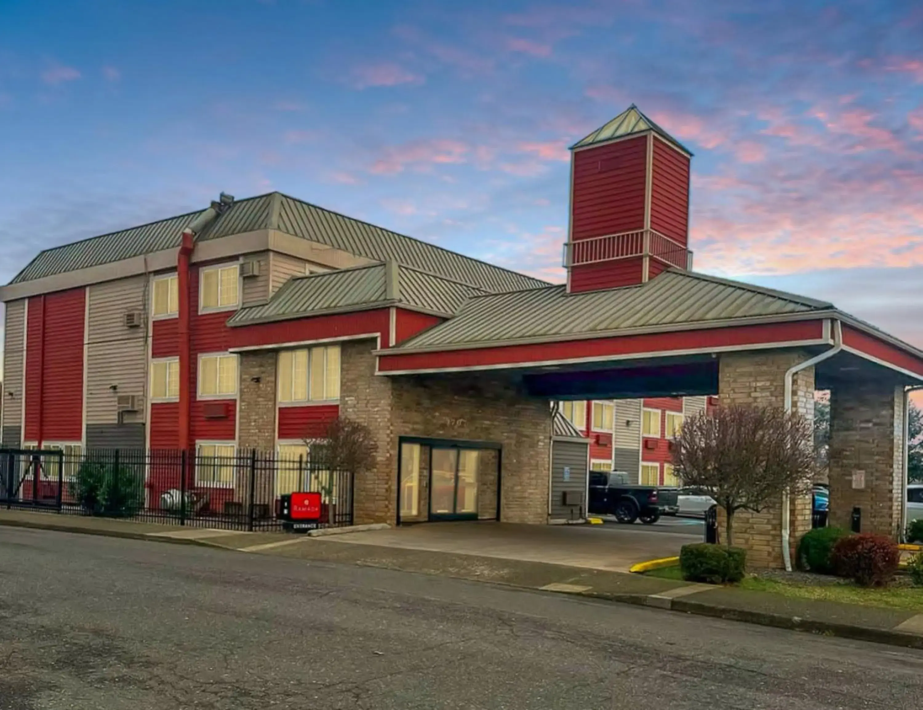 Property building in Ramada by Wyndham Portland Property building in Ramada by Wyndham Portland