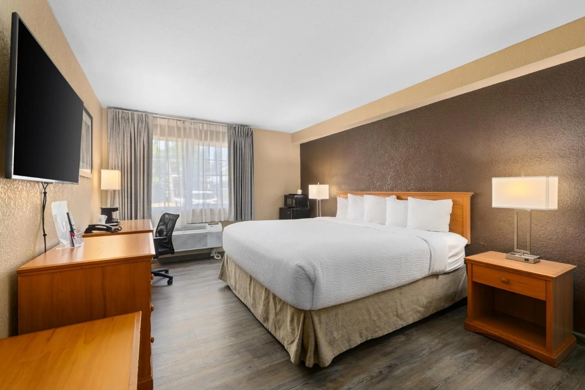 acessibility, Bed in Ramada by Wyndham Portland