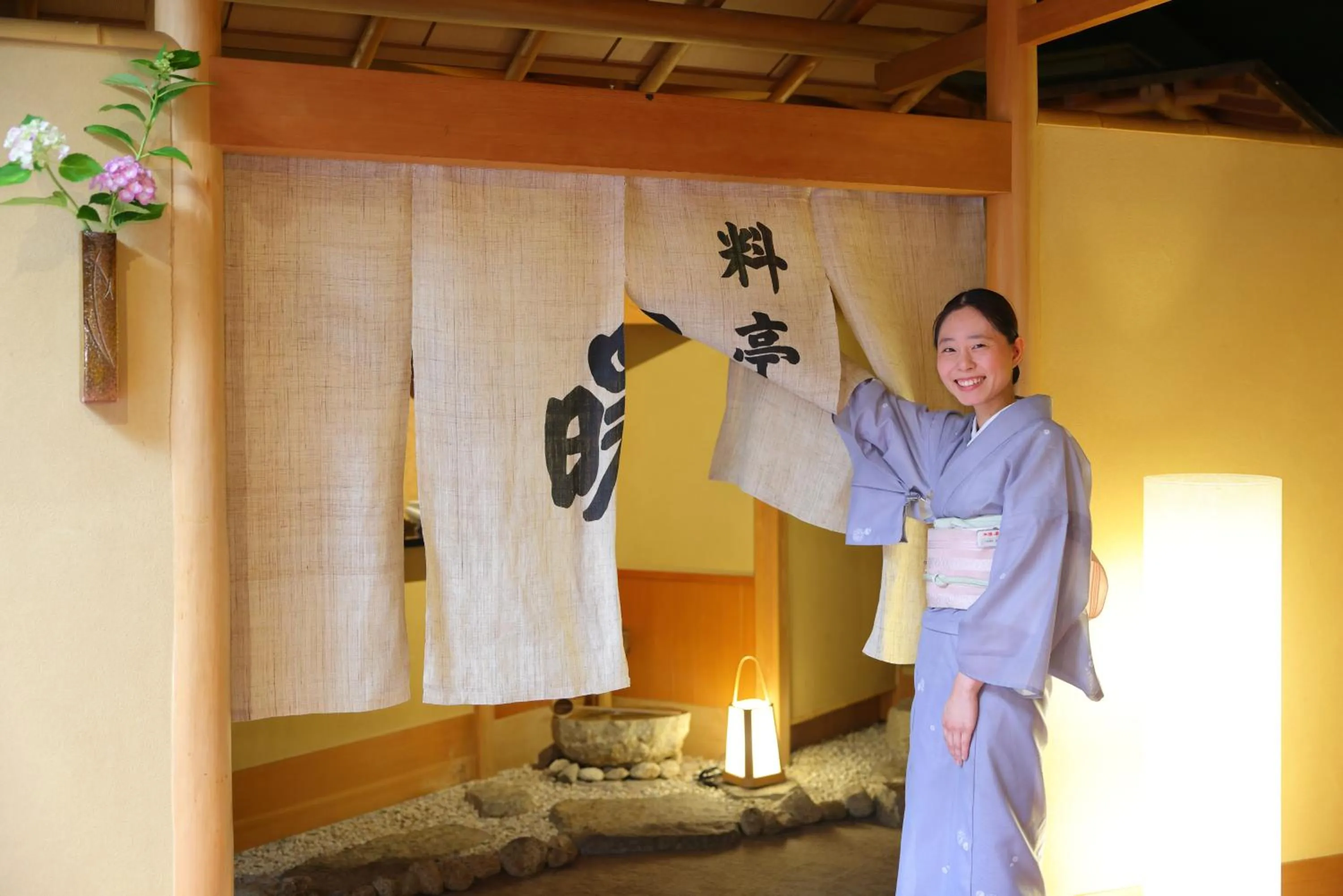 Staff in Honjin Hiranoya Kachoan