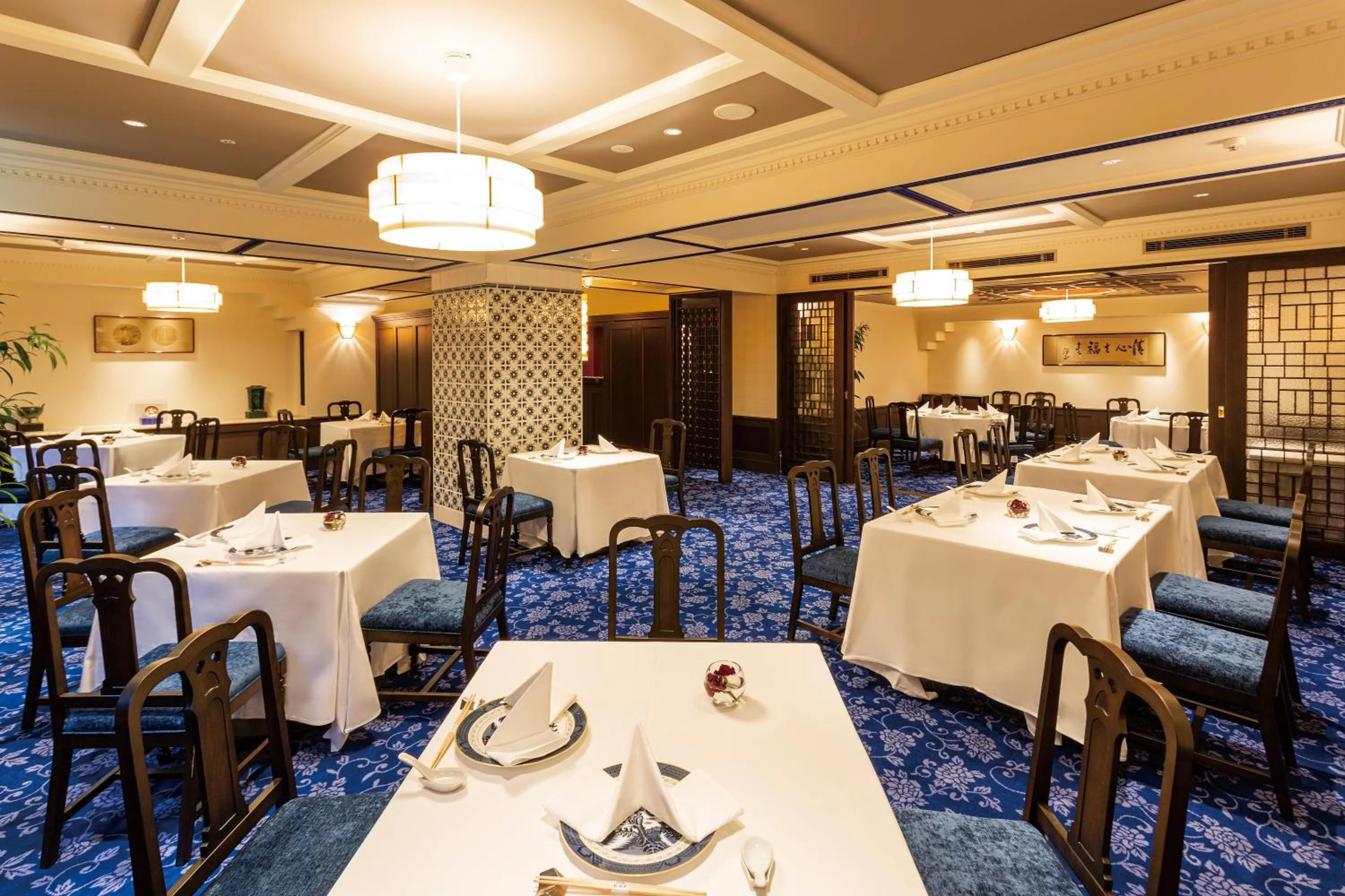 Restaurant/Places to Eat in Hilltop Hotel