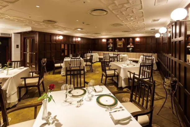 Restaurant/Places to Eat in Hilltop Hotel