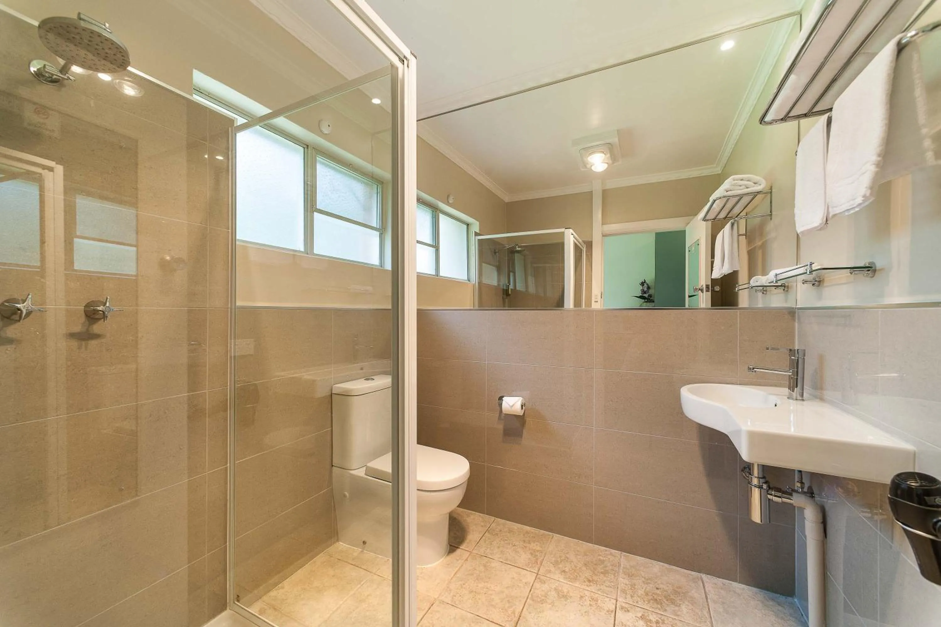 Bathroom in Burnie Airport Motel