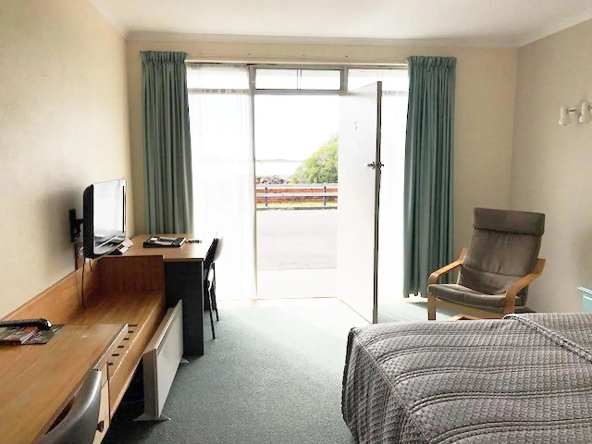 Standard Queen Room in Burnie Airport Motel Standard Queen Room in Burnie Airport Motel