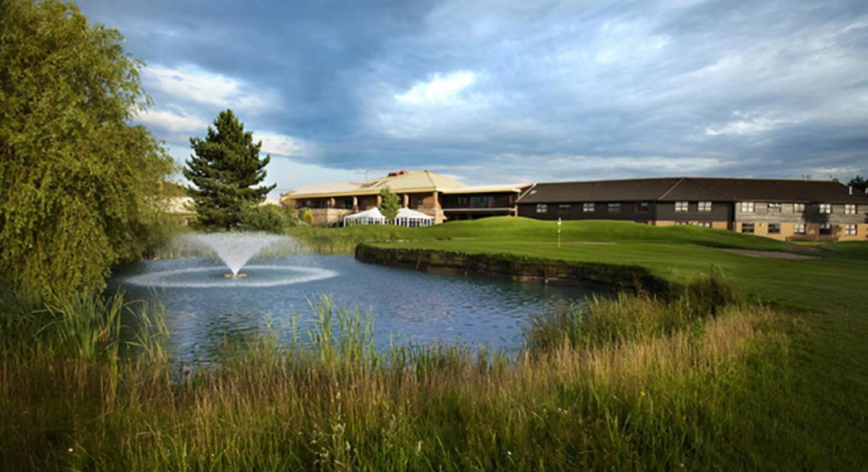 Facade/entrance in The Essex Golf & Country Club Hotel