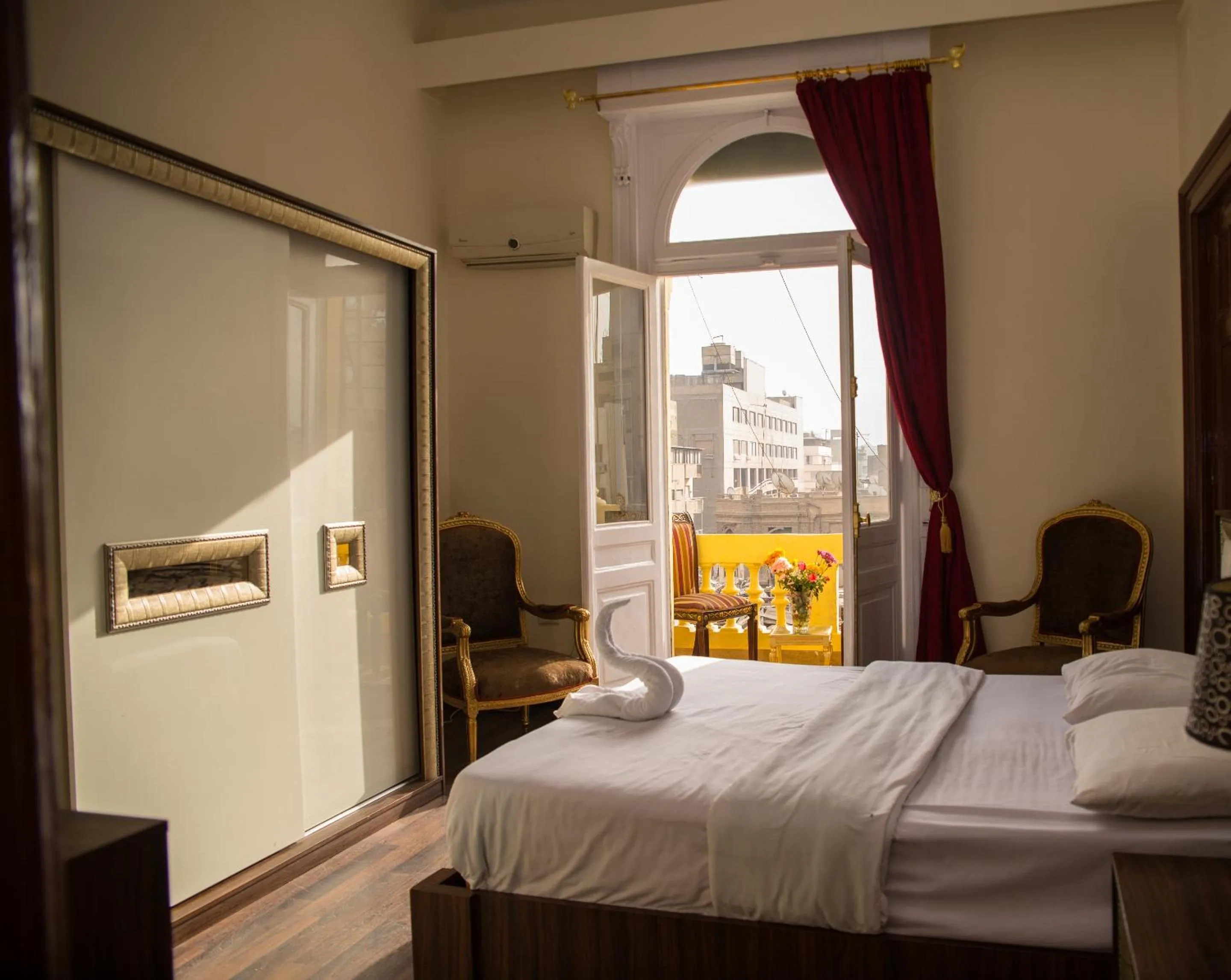 Property building, Bed in New Grand Royal Hotel Cairo