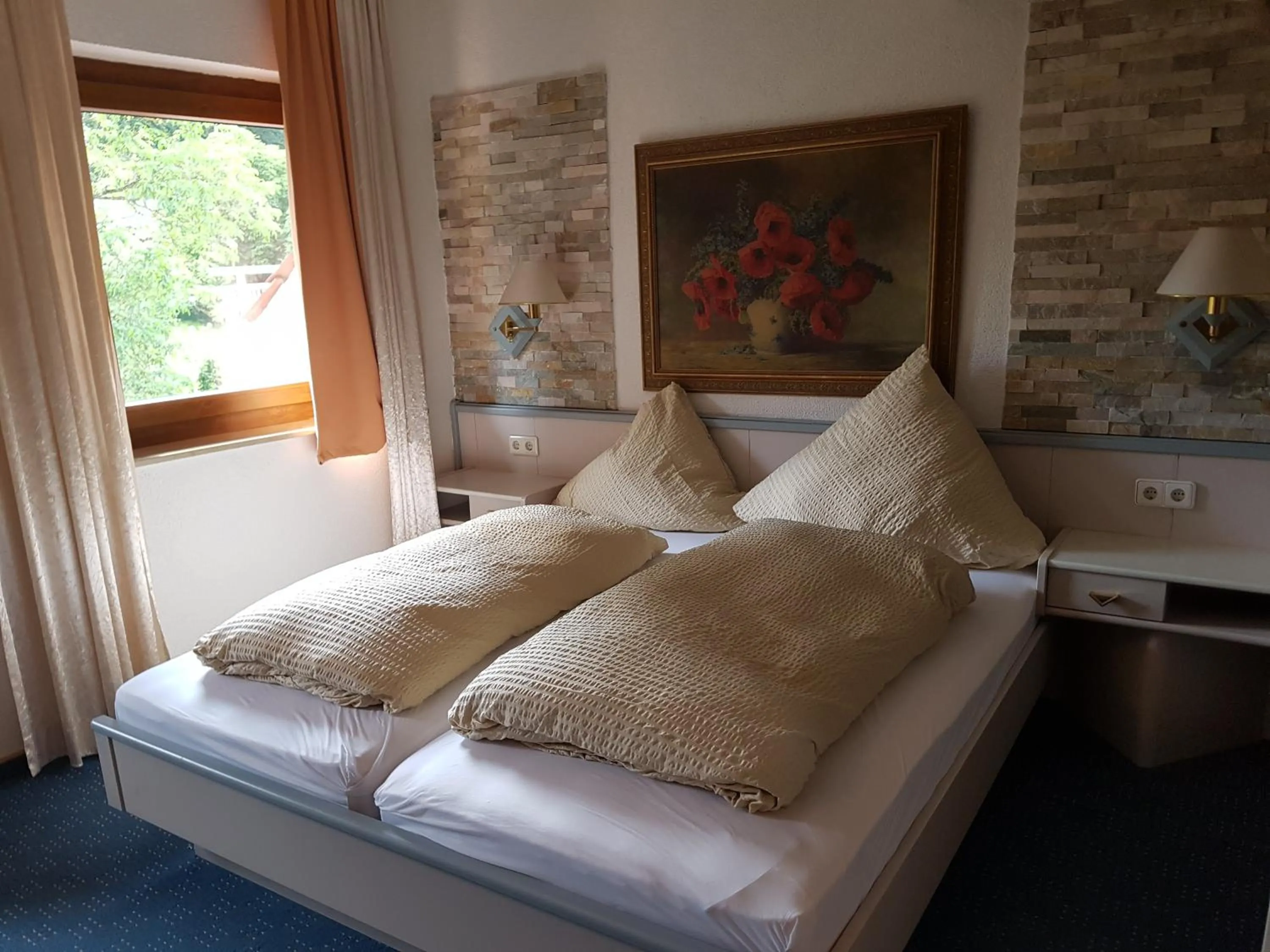 Bed in Hotel Zur Engelsburg