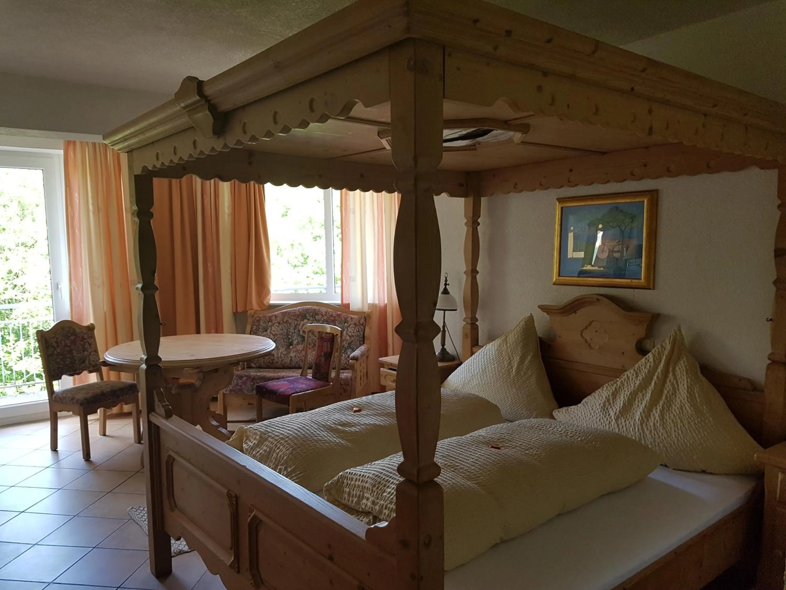 Seating area, Bed in Hotel Zur Engelsburg