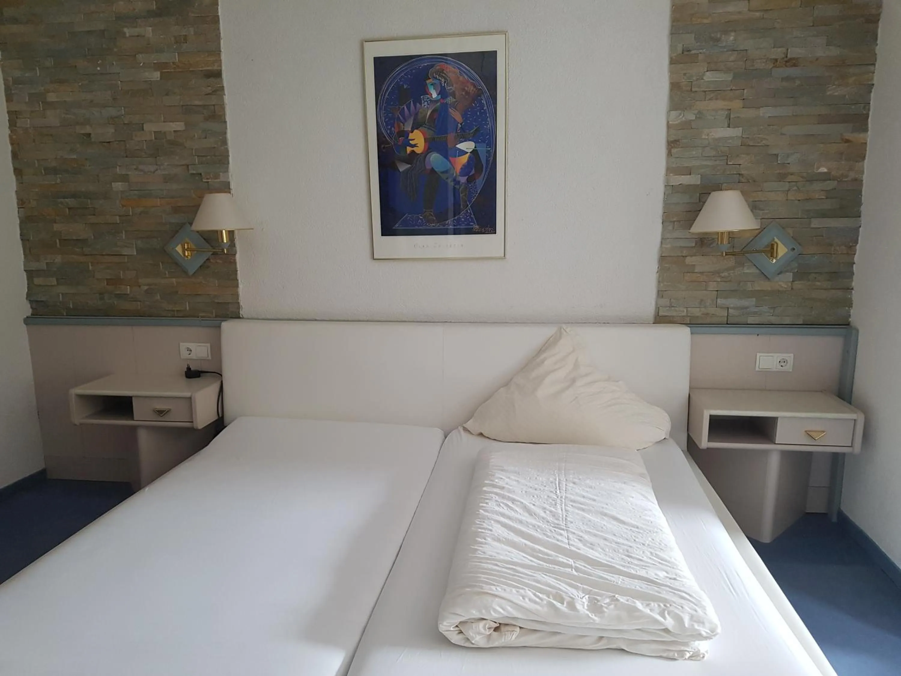 Bed in Hotel Zur Engelsburg