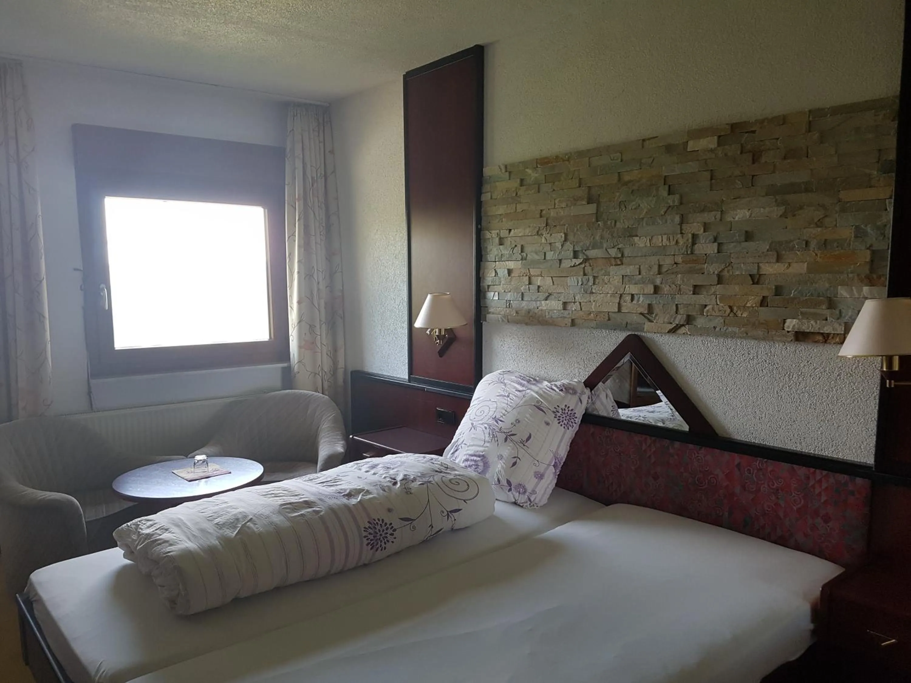 Bed in Hotel Zur Engelsburg