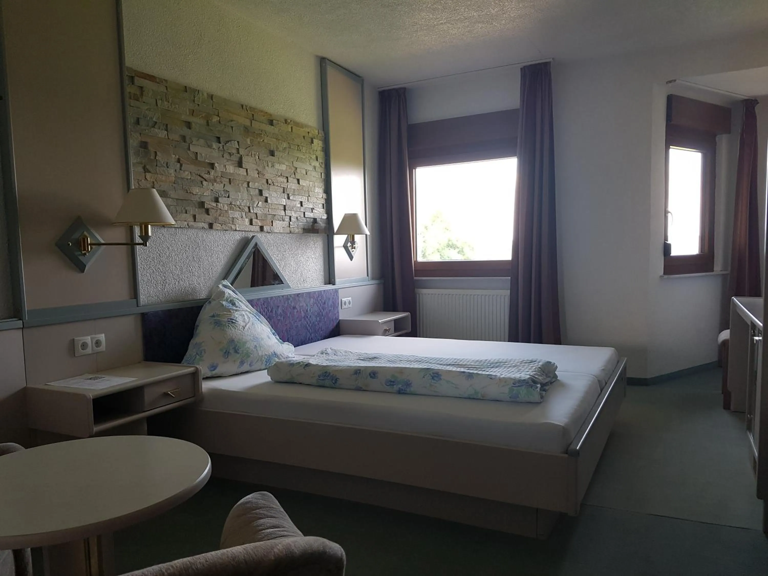 Bed in Hotel Zur Engelsburg