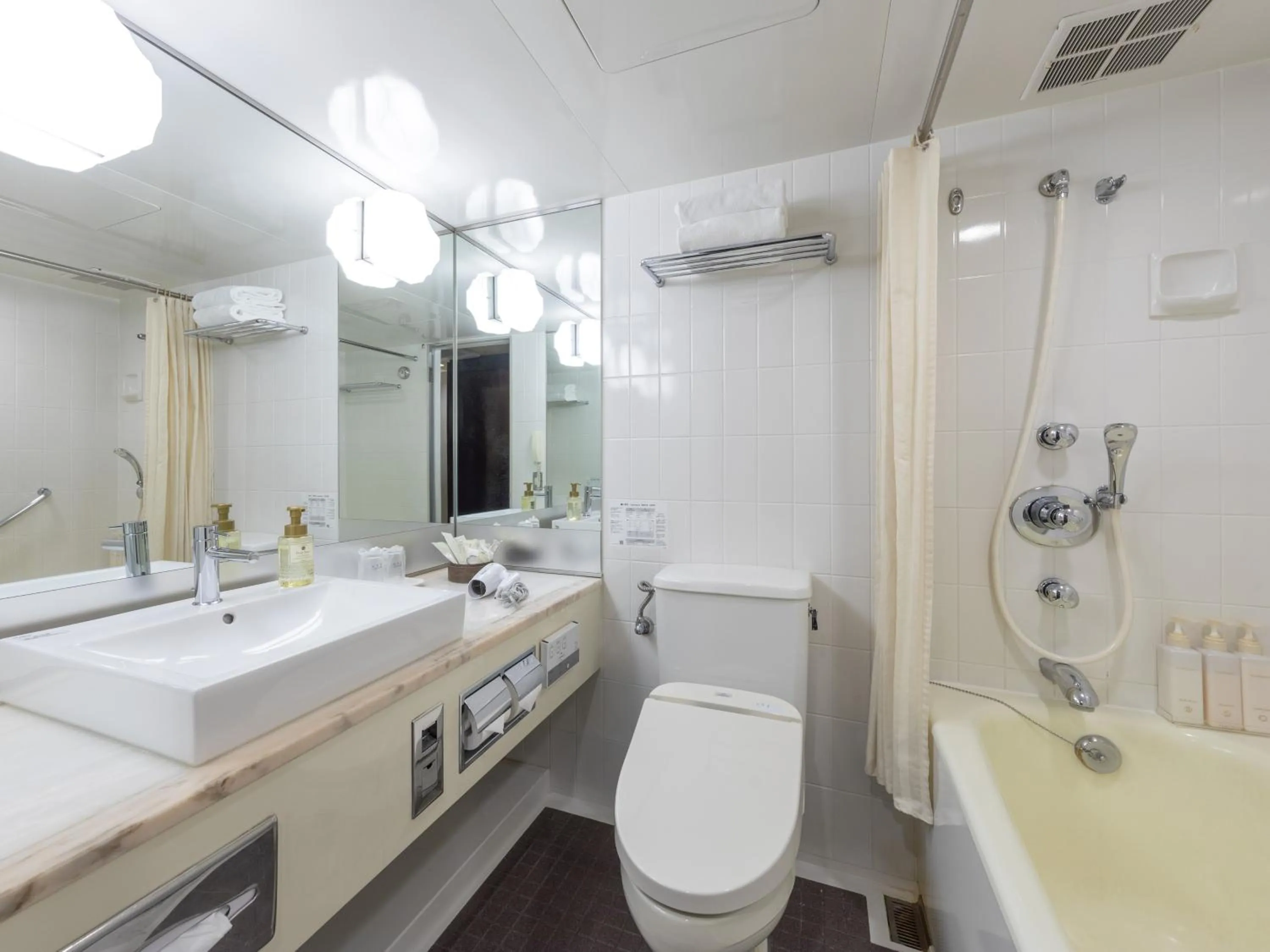 Bathroom in Rose Hotel Yokohama, The Distinctive Collection By WORLDHOTELS