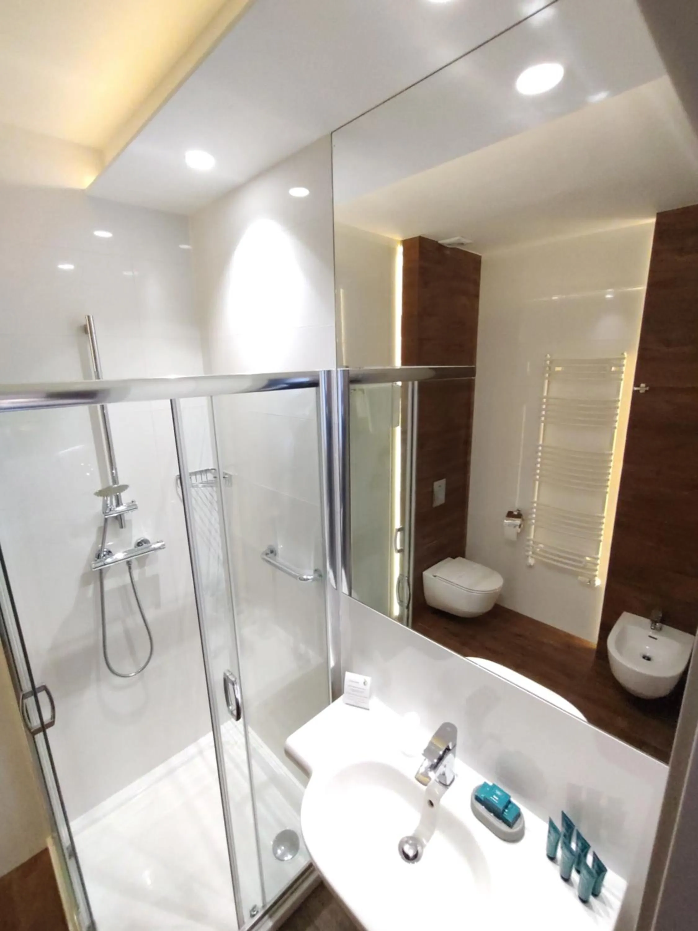 Shower in Novopolska - Hotel i Restauracja