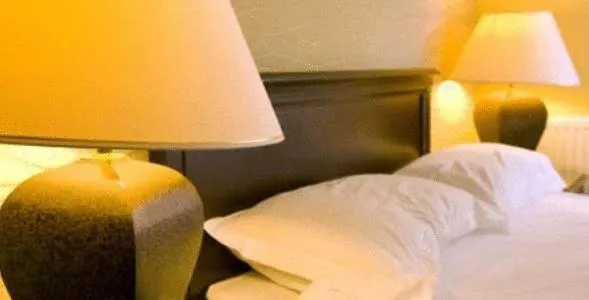 Bedroom, Bed in Lovat Arms Hotel