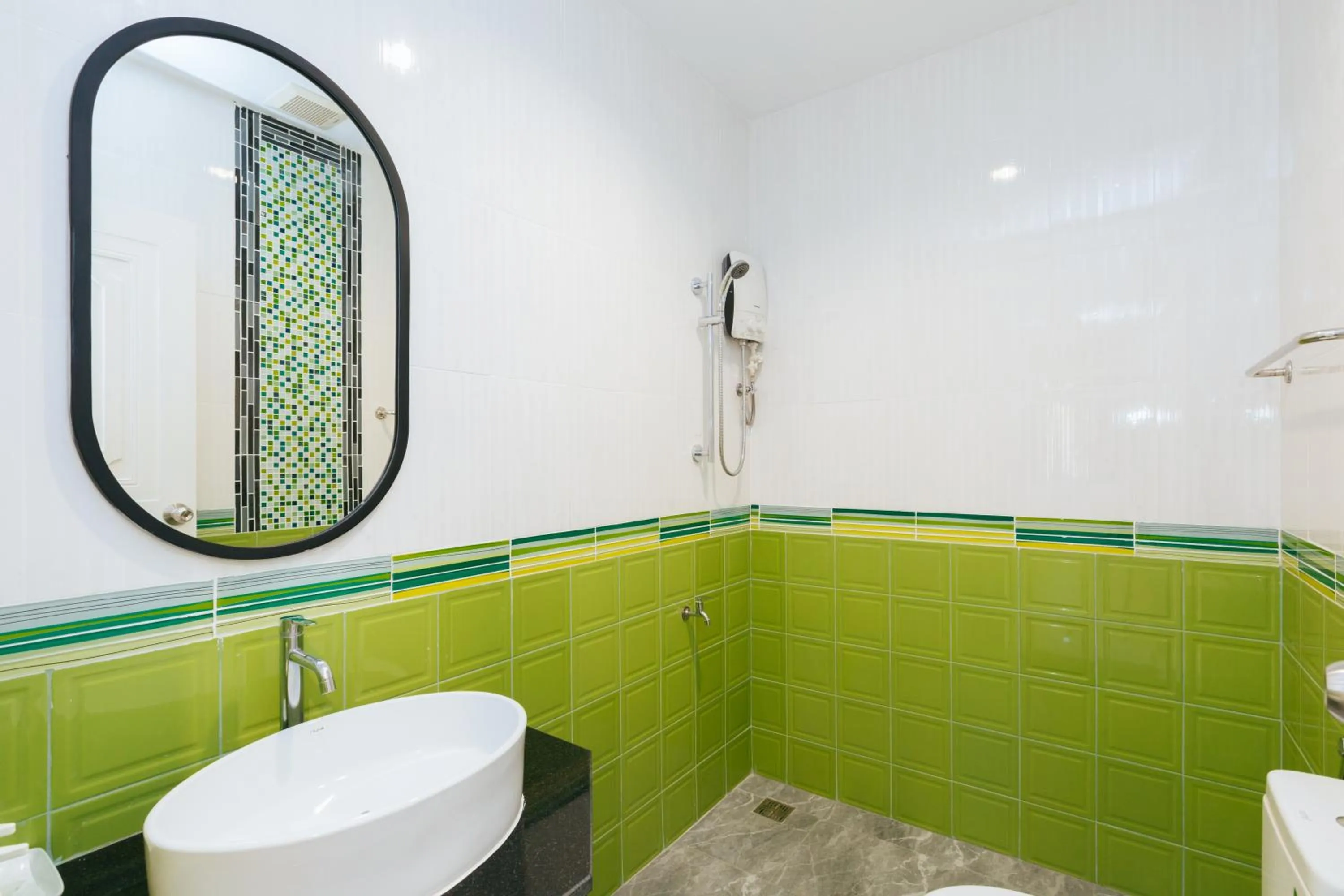 Shower in Baan Sutra Guesthouse