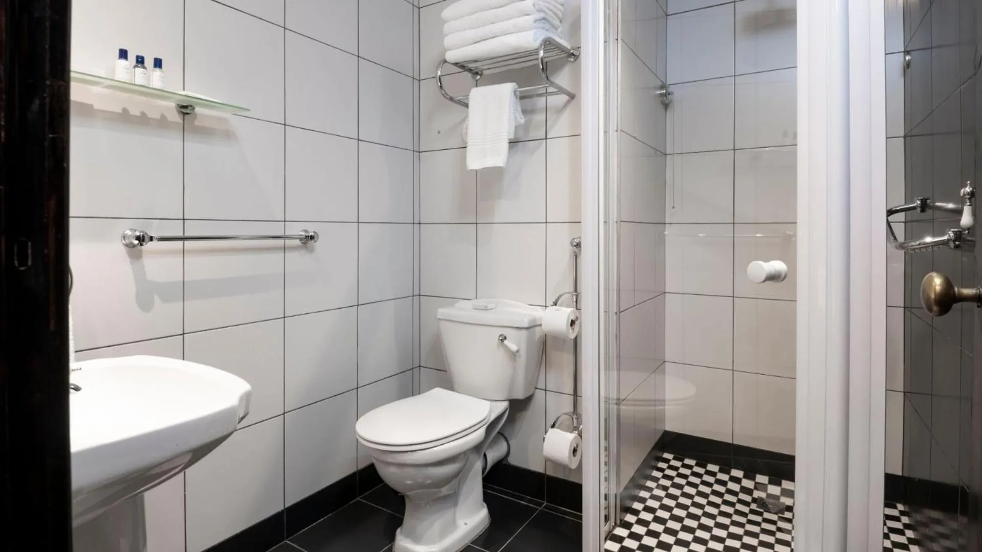 Shower in ANEW Hotel Hilton Pietermaritzburg