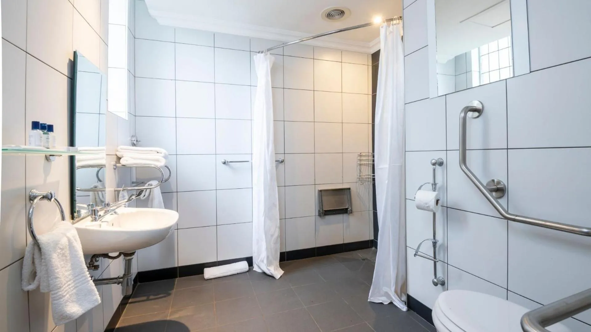 Shower in ANEW Hotel Hilton Pietermaritzburg