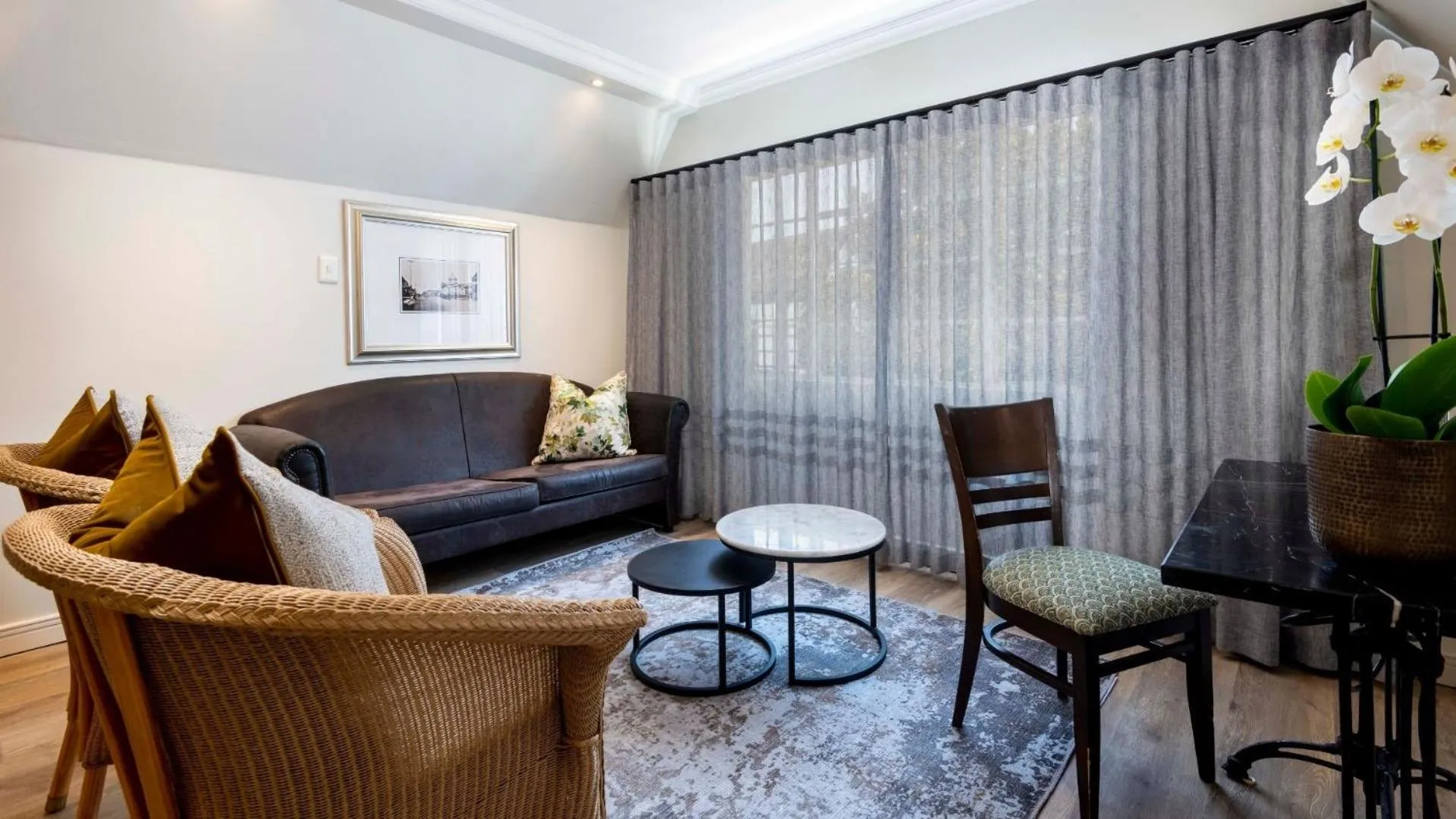 Living room in ANEW Hotel Hilton Pietermaritzburg