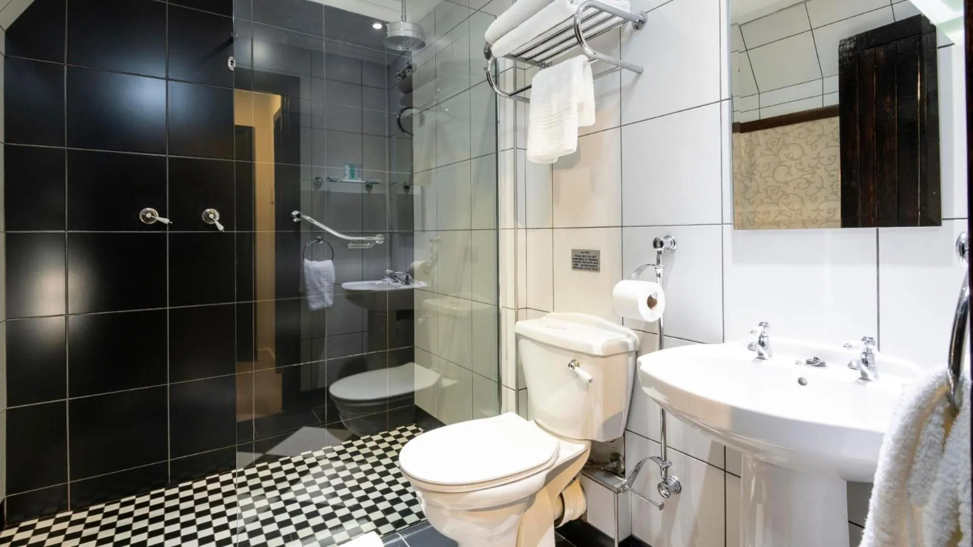 Shower in ANEW Hotel Hilton Pietermaritzburg