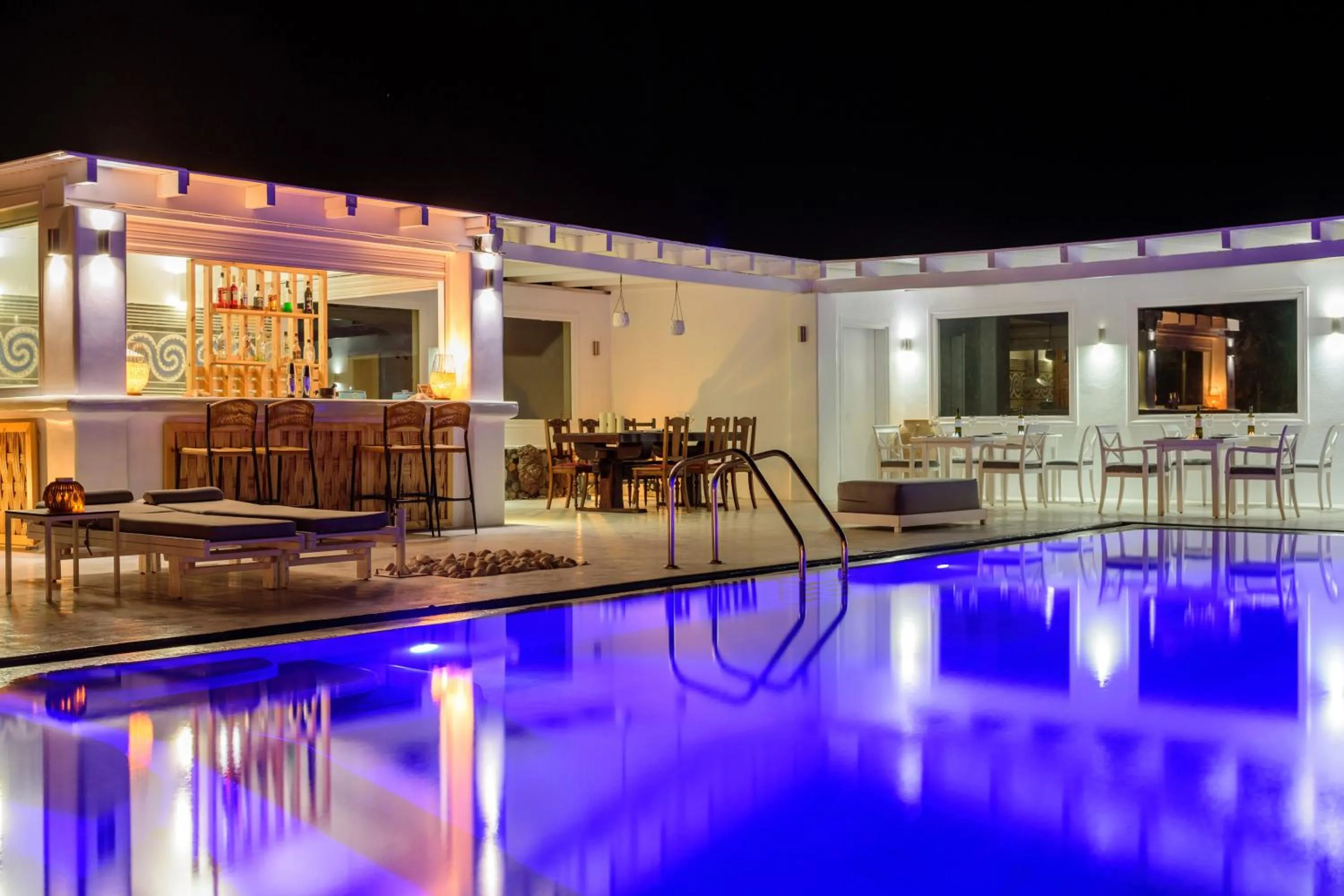 Restaurant/places to eat in Kalestesia Suites