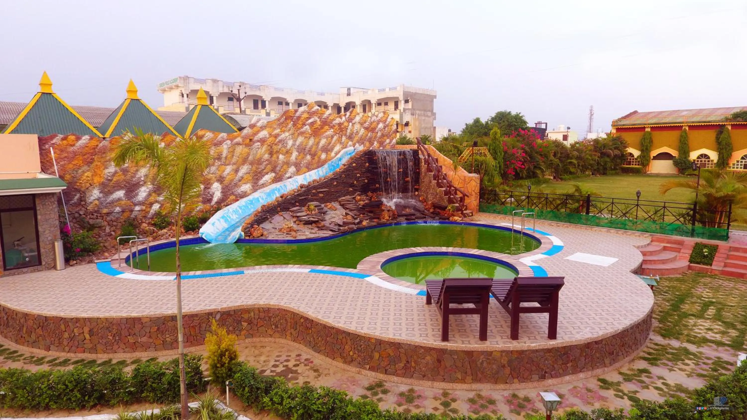 Swimming pool in La Bellevue (Club & Resort)