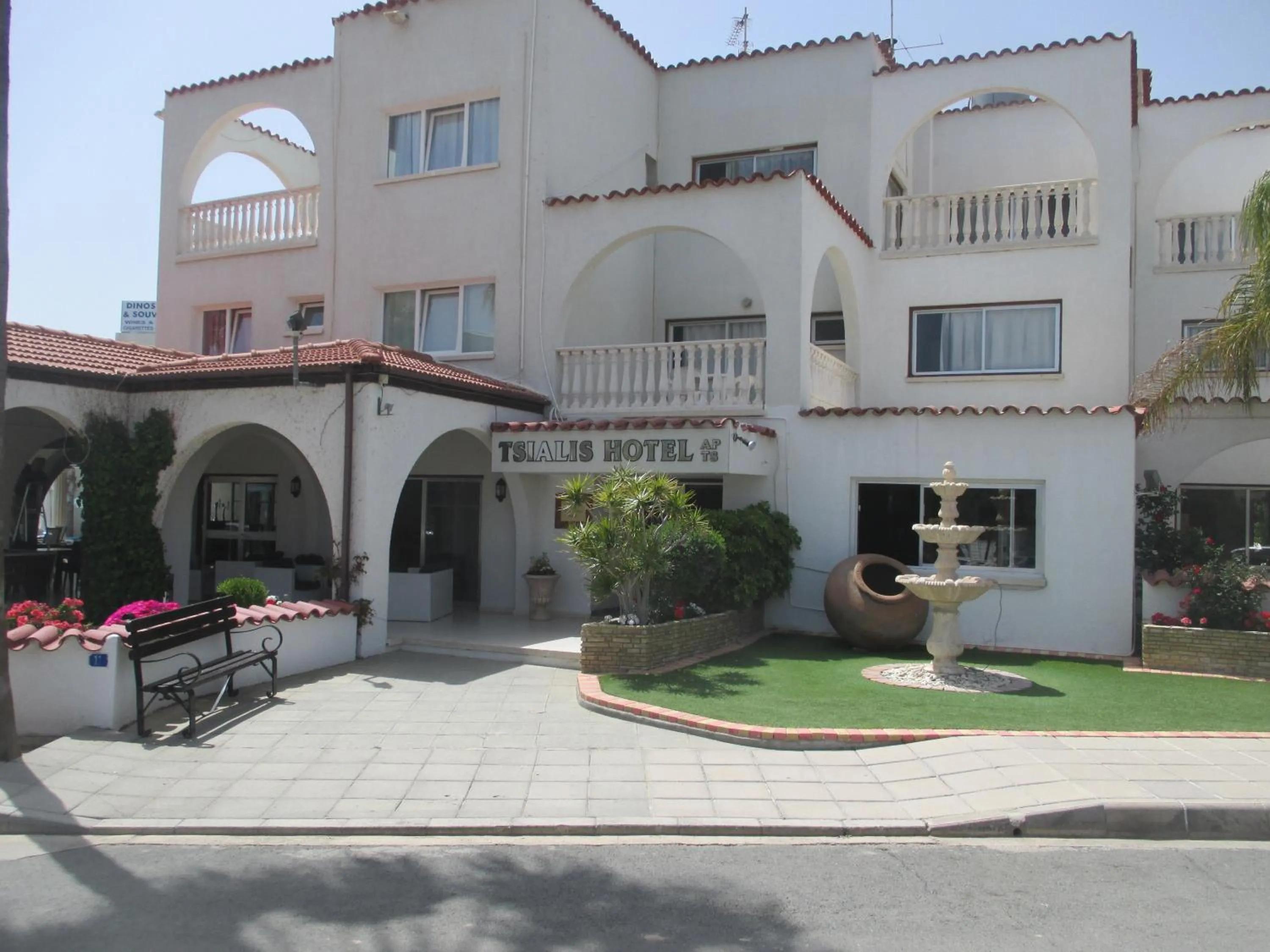 Facade/entrance in Tsialis Hotel Apartments